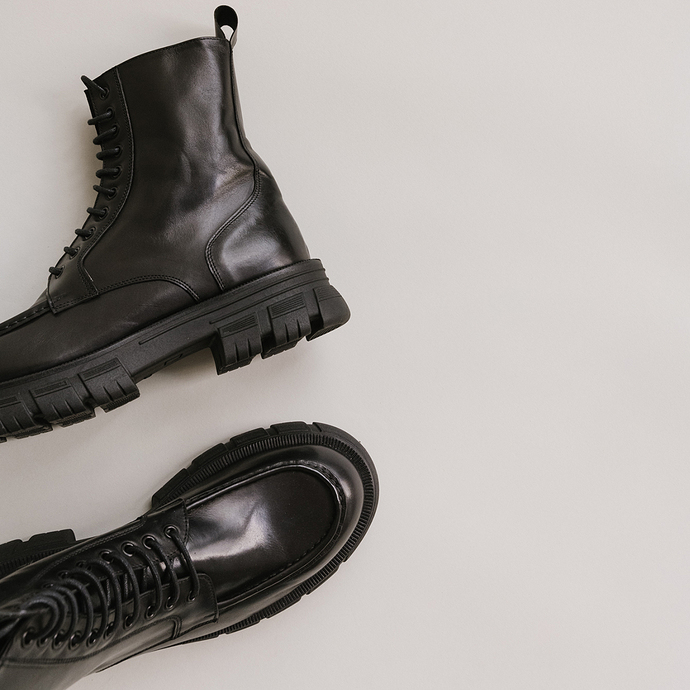 Boots à lacets et semelles épaisses  en cuir noir
