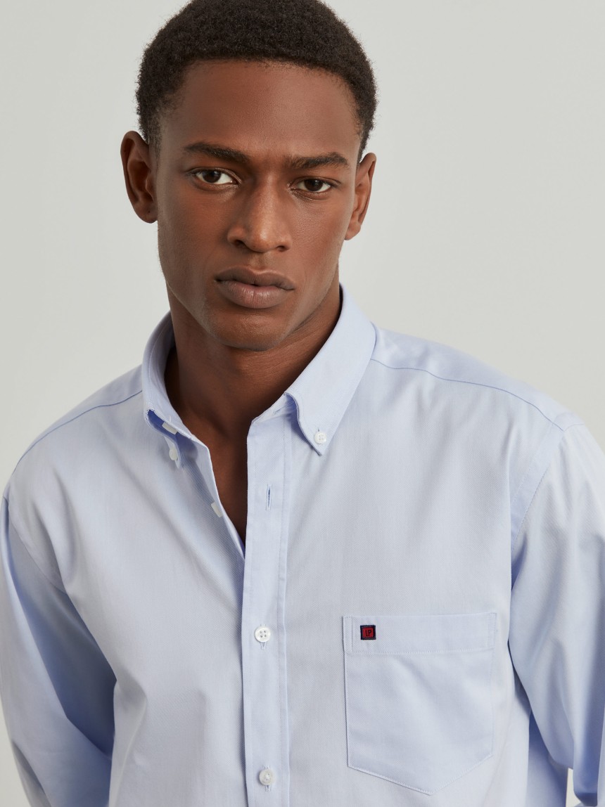 Camisa regular fit de algodão em cor lisa