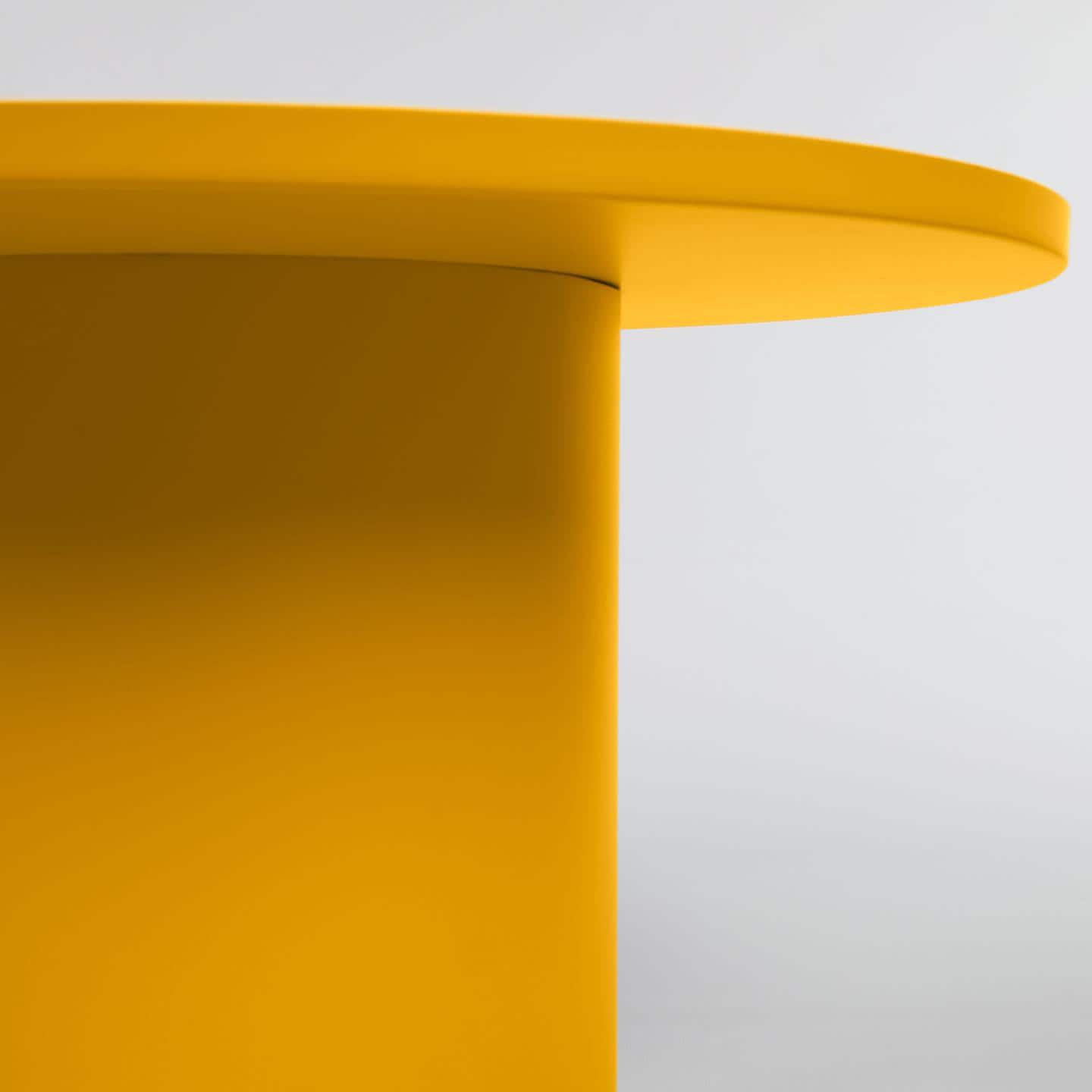 Kave Home Beistelltisch FLEKSA 72 x 72 cm Metall senfgelb