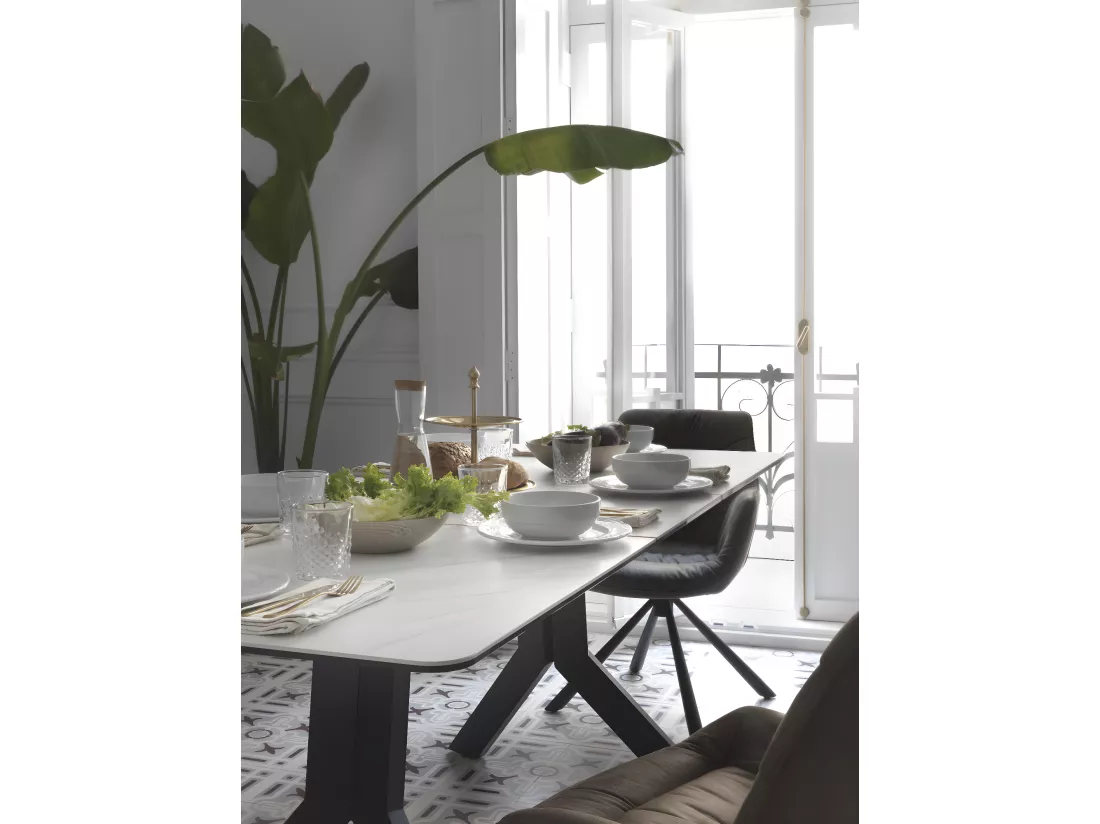 Table à rallonge en céramique blanche avec pieds en métal 160/210x90