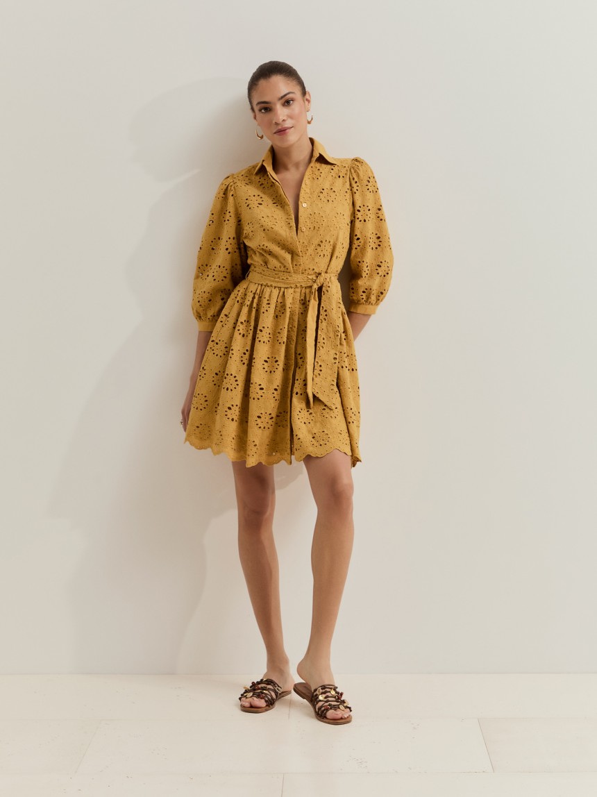 Vestido curto com bordado inglês