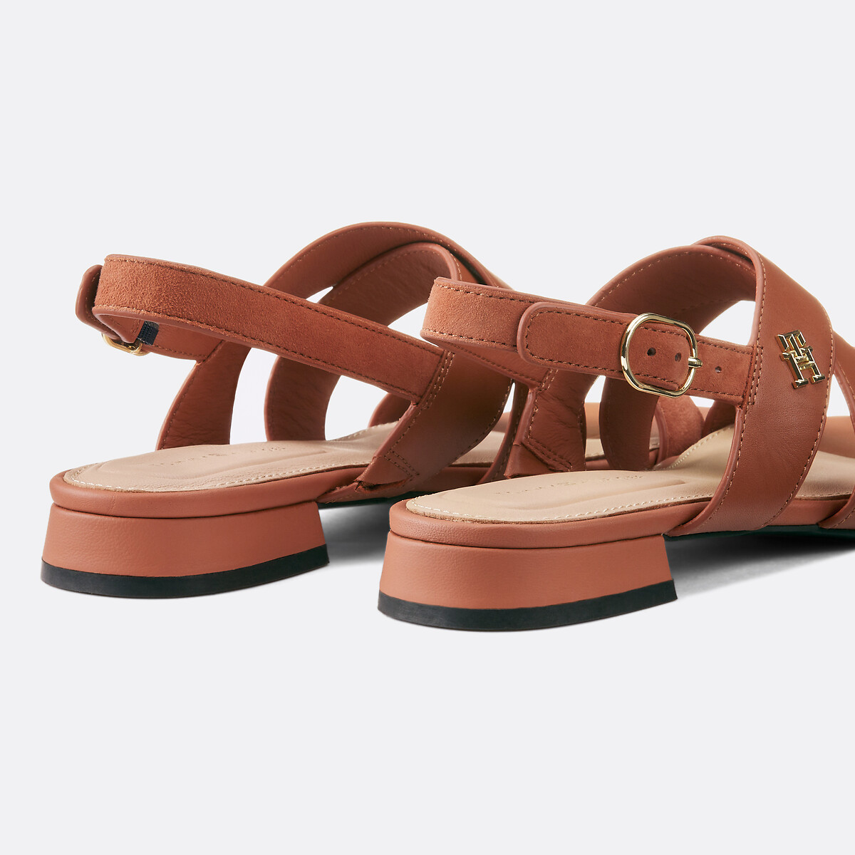 TOMMY HILFIGER<br>Sandálias de couro de salto baixo