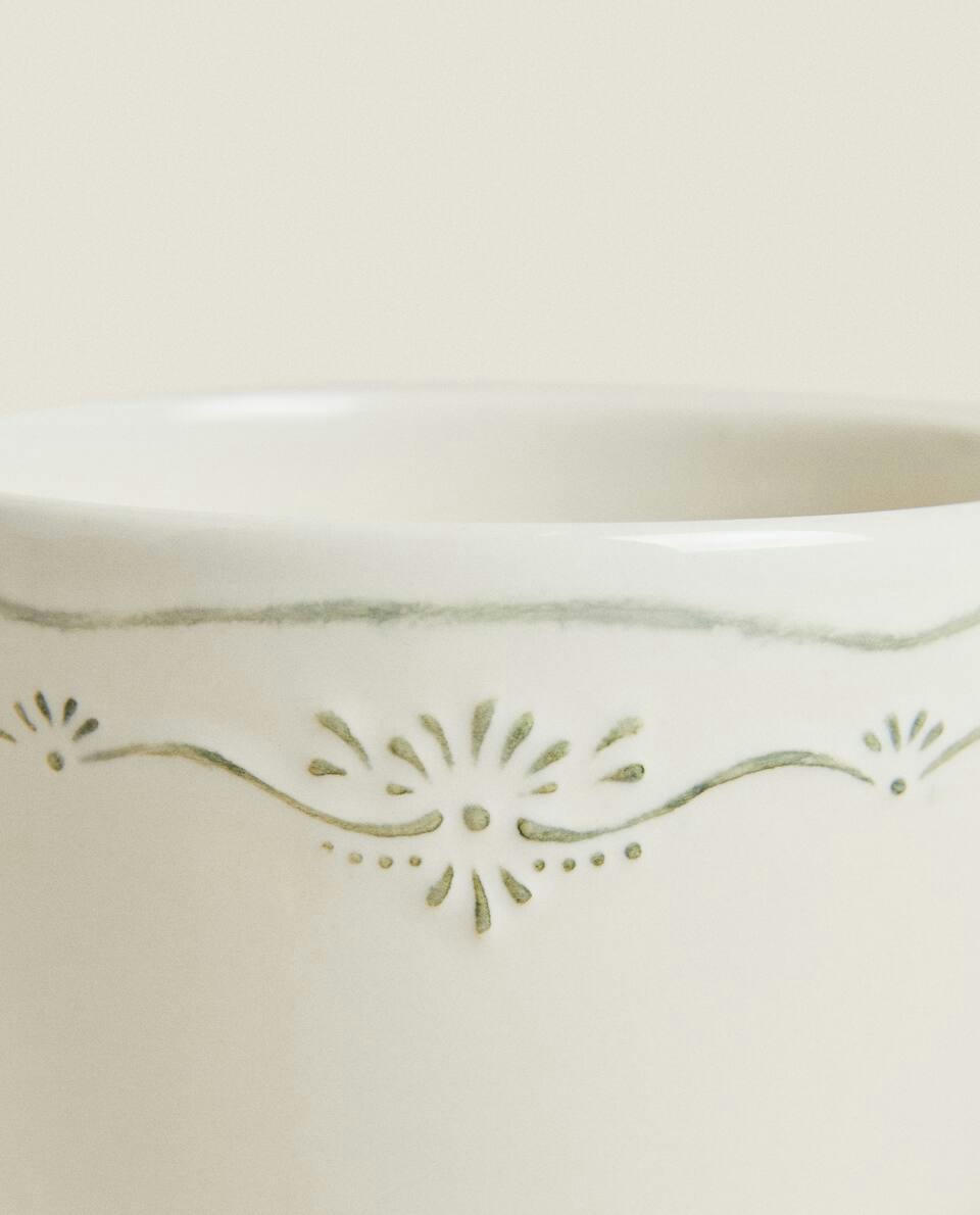 Caneca de café da manhã em cerâmica com desenho natalino em relevo