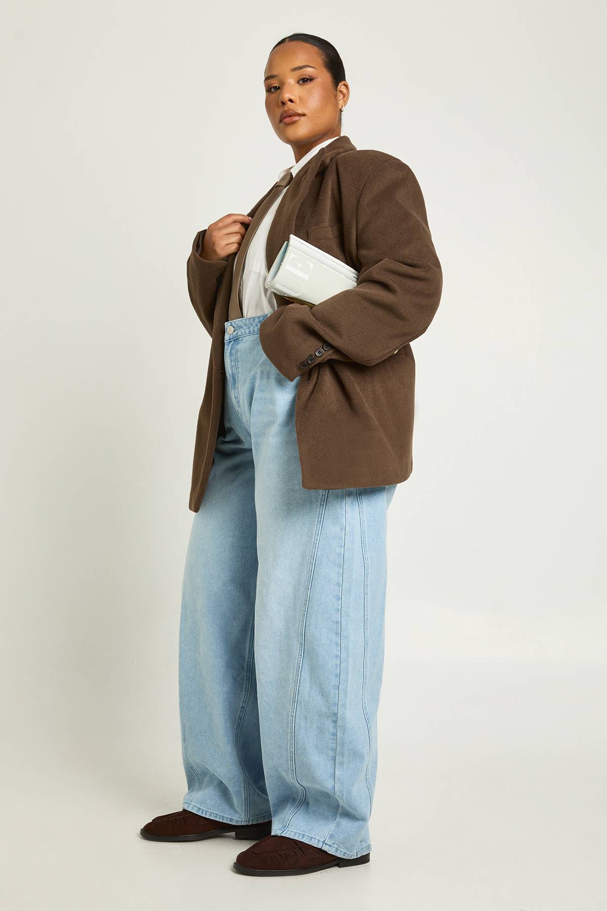 boohoo Jean Plus à taille mi-haute avec couture torsadée et jambe tonneau