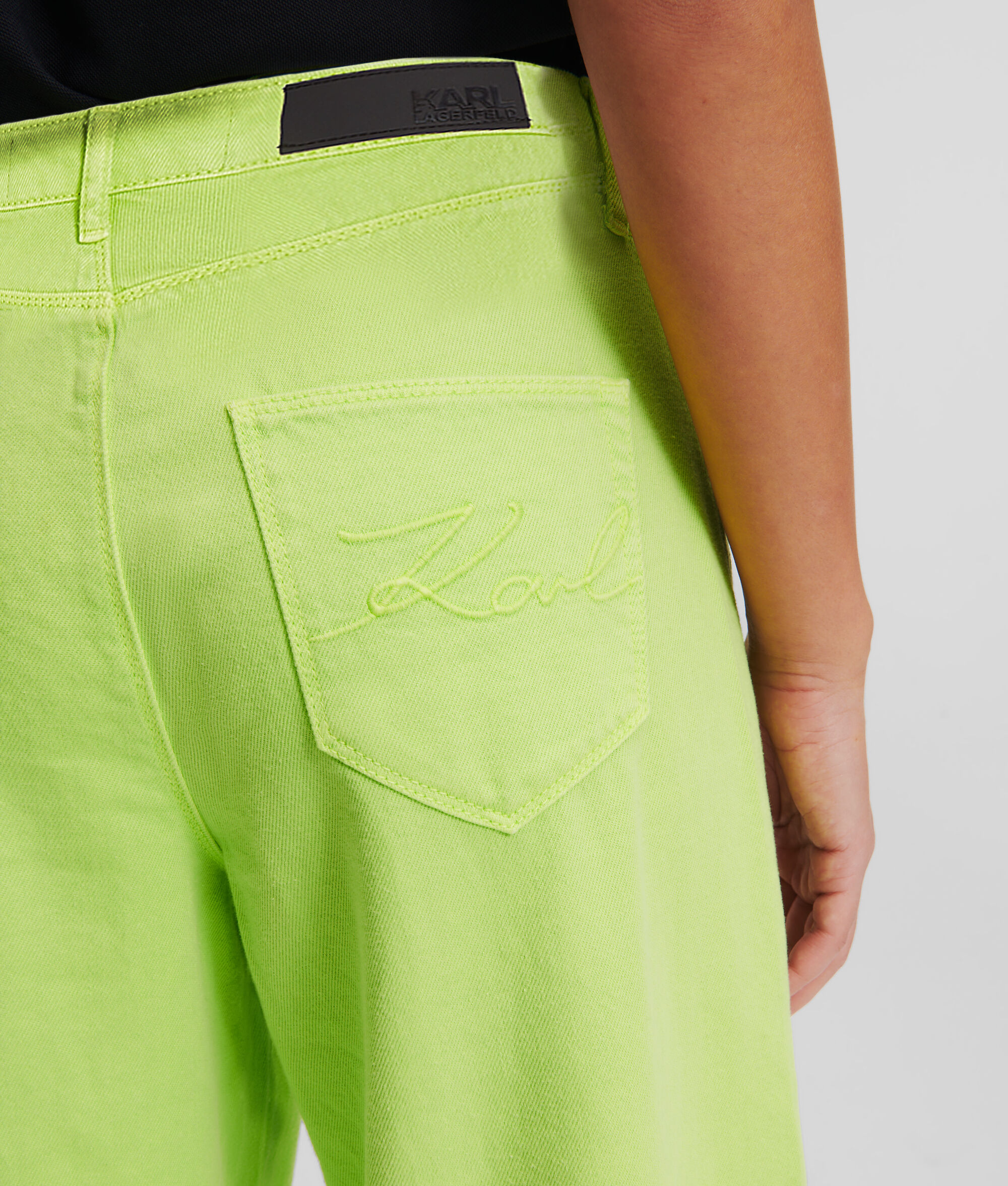 JEAN LARGE À TAILLE HAUTE
