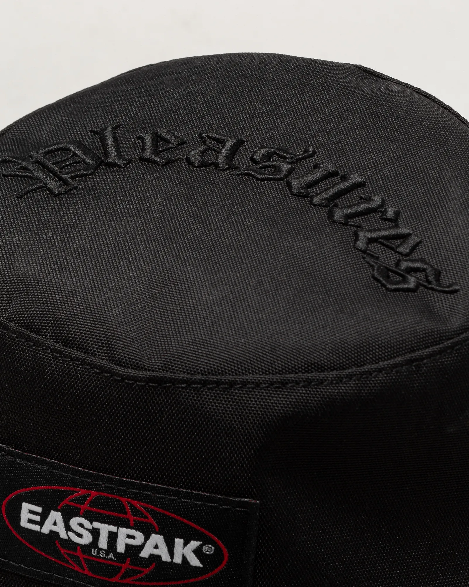 Eastpak Pleasures Bucket Crossbody Embroidery Black