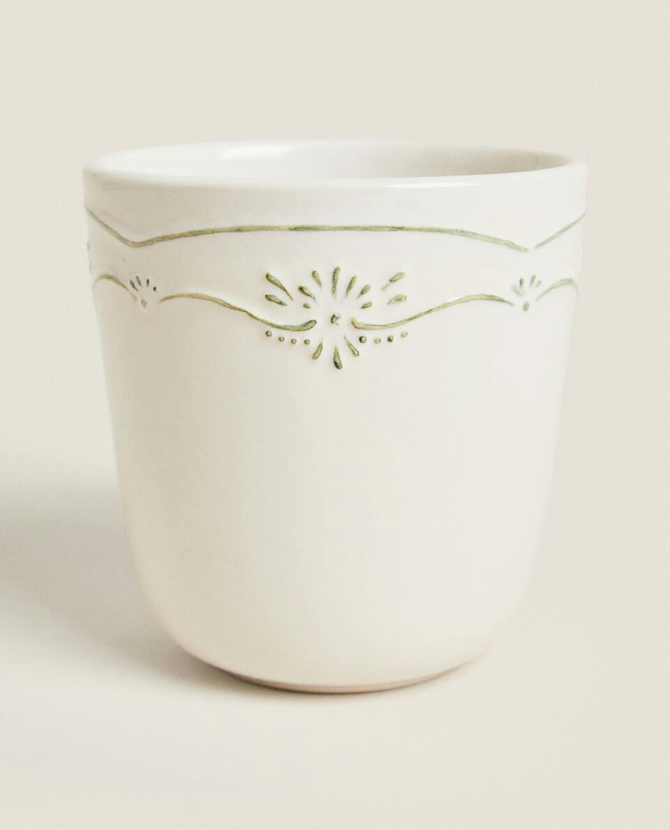Caneca de barro com desenho natalino em relevo