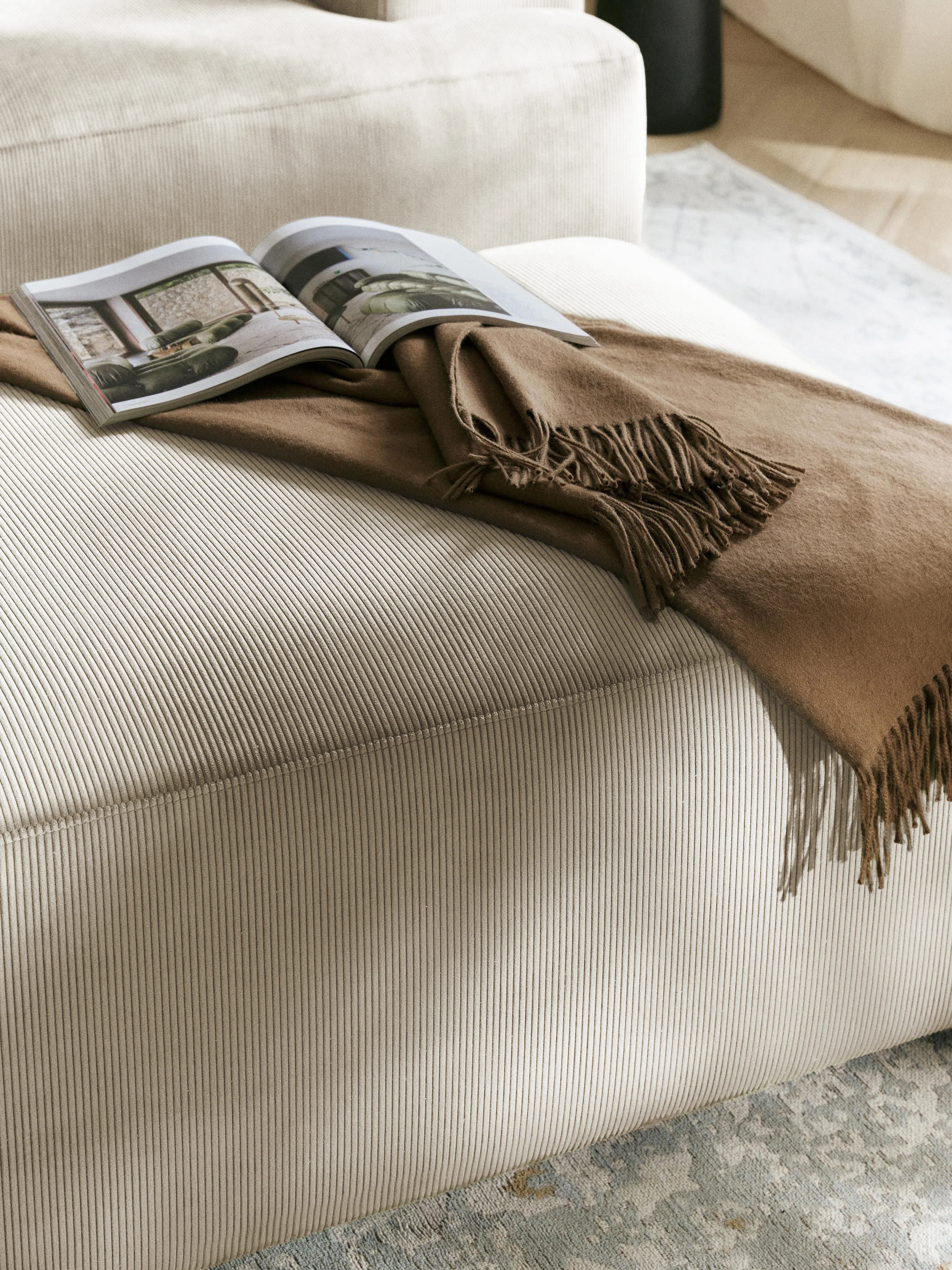 Corduroy poef Melva, B 99 x D 72 cm