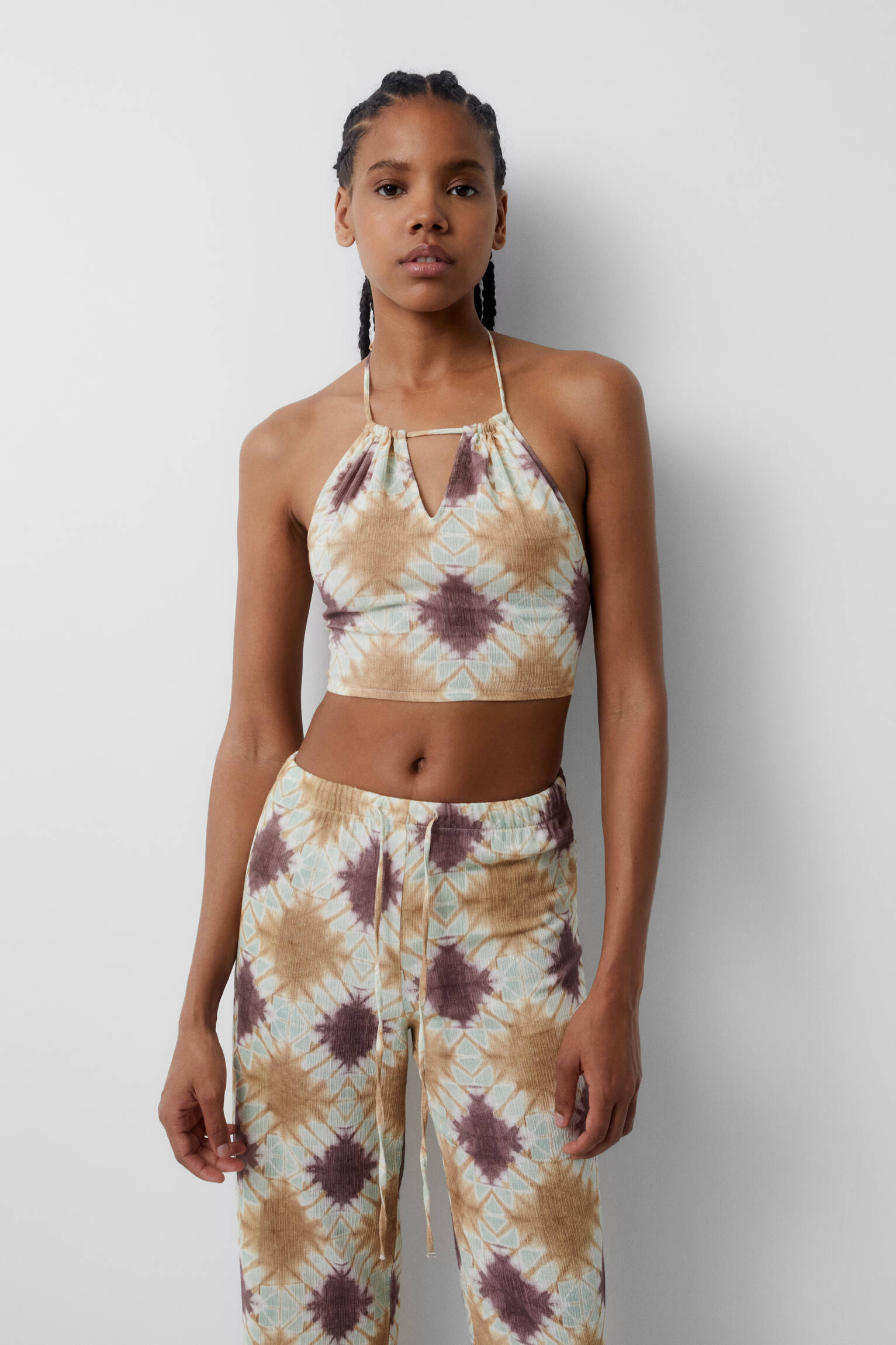 Top cropped com estampa e alças no pescoço - mostarda