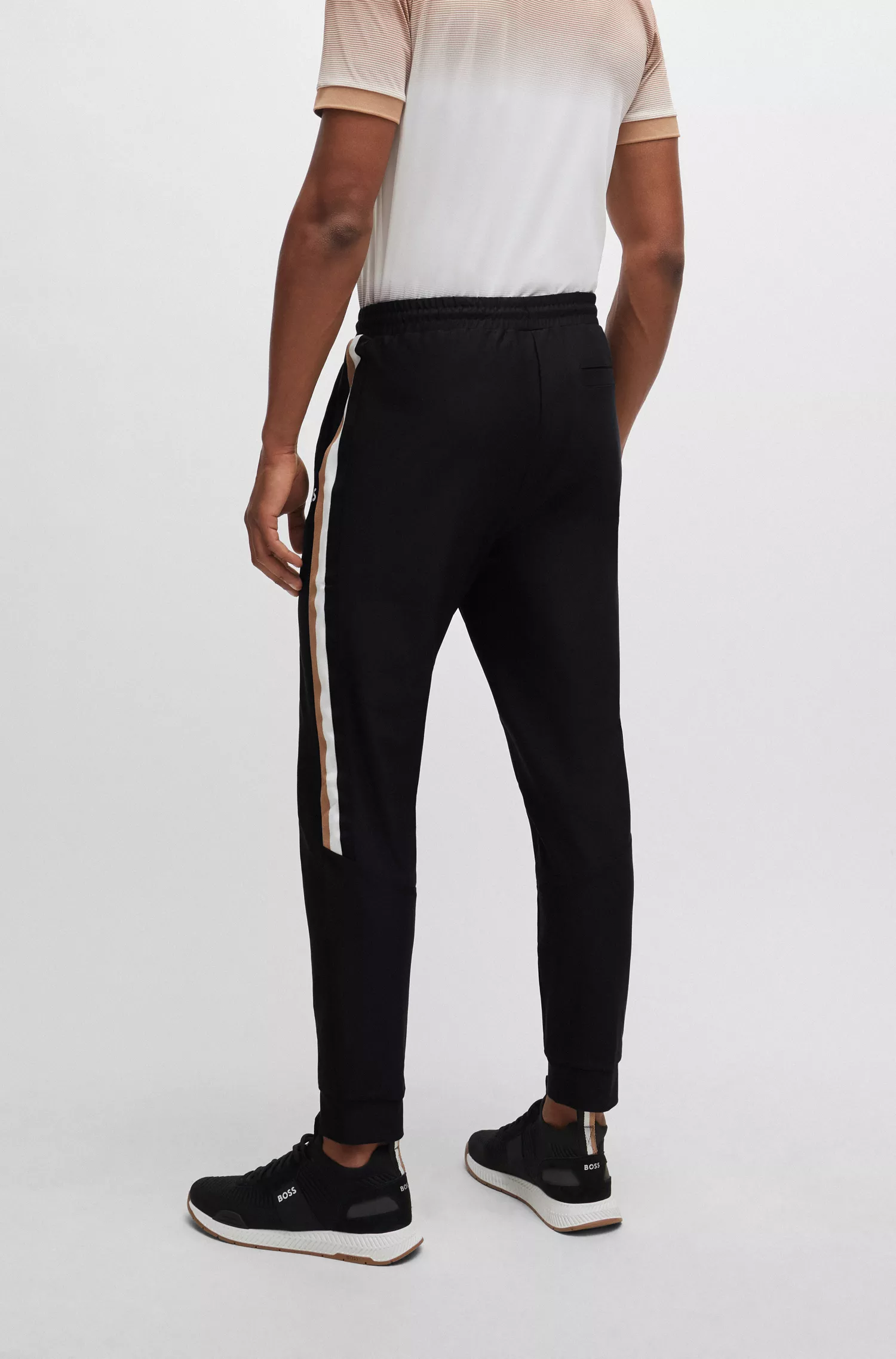 Calça de fato de treino BOSS em jersey elástico verde com fita listrada exclusiva.