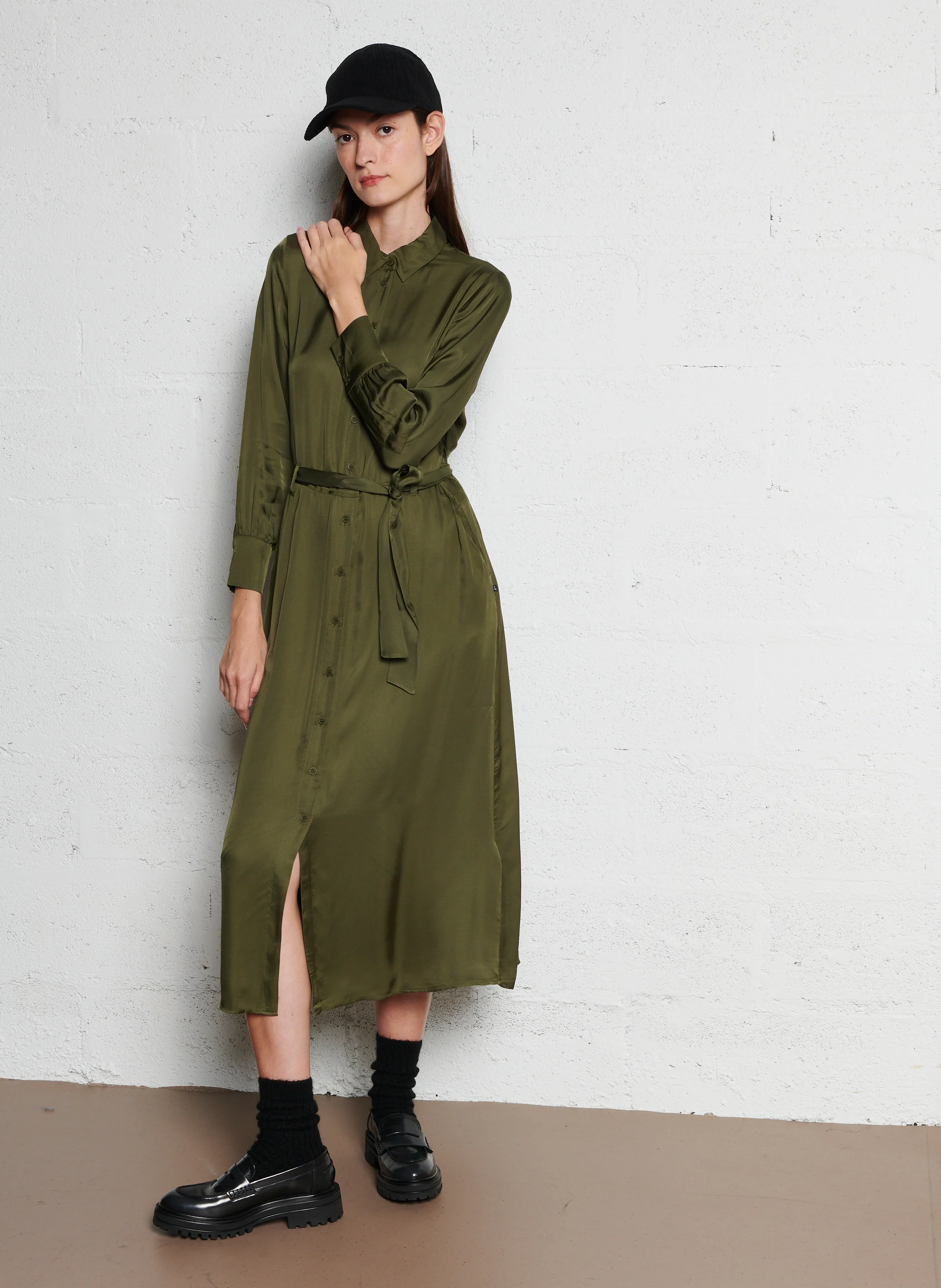 SERA - Robe longue col classique satinée | Vert