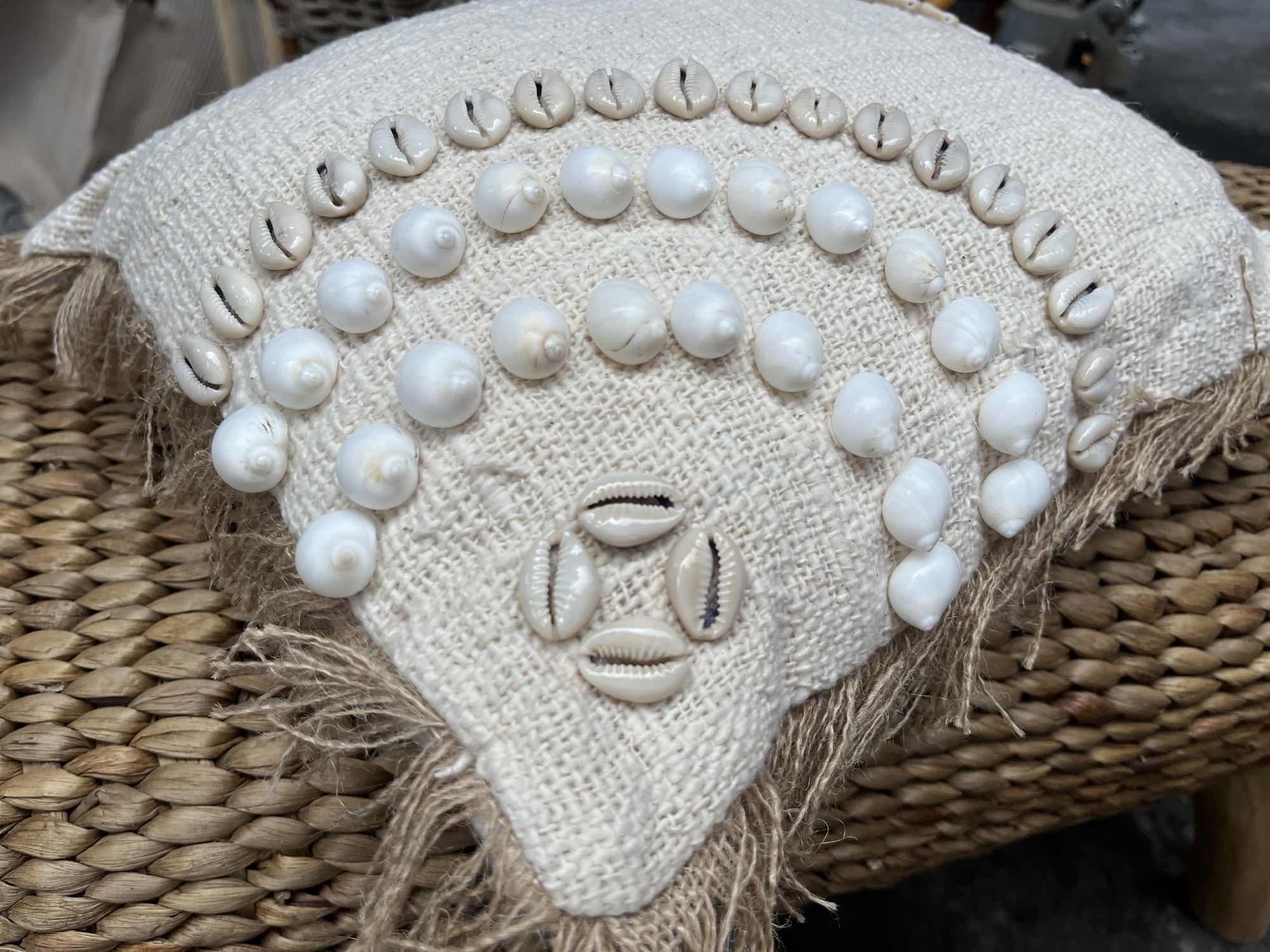 Kissen 'Suka' mit Füllung, beige/weiß, B 40 cm, H 40 cm von fischer's lagerhaus