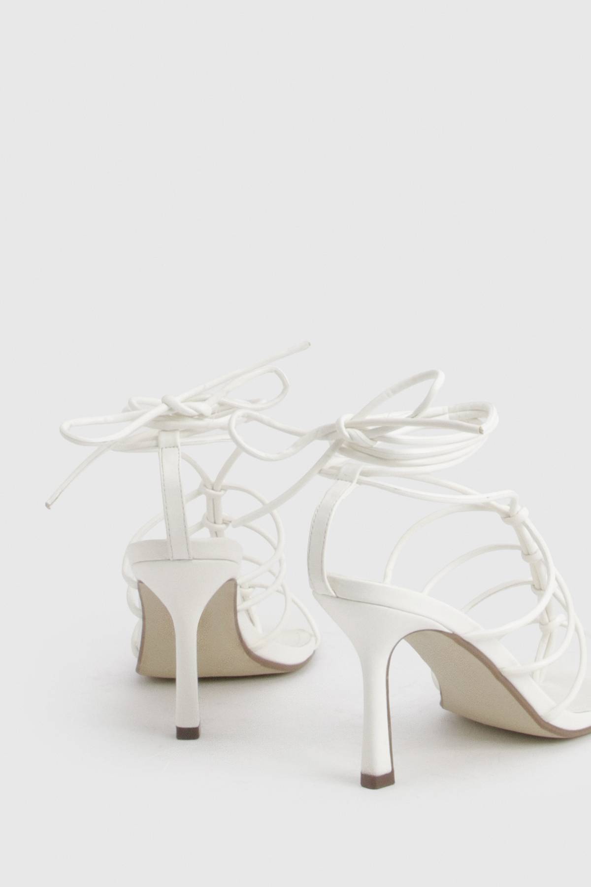 boohoo Escarpin À Talon Haut Avec Bout Carré Et Brides Entrecroisées Façon Cage