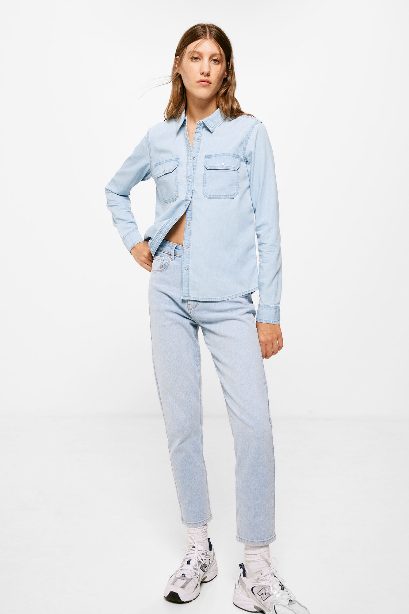 Blusa jeans com bolsos tipo envelope