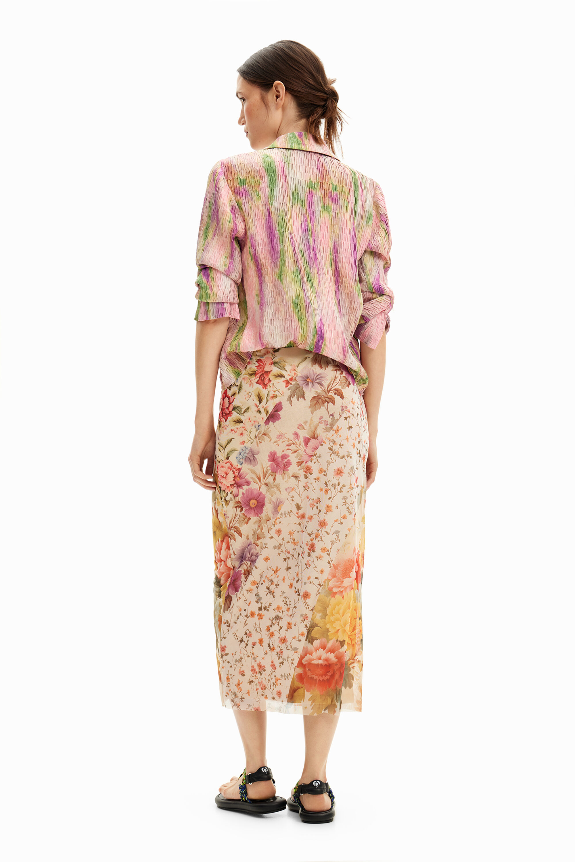 Saia midi com aplicações florais