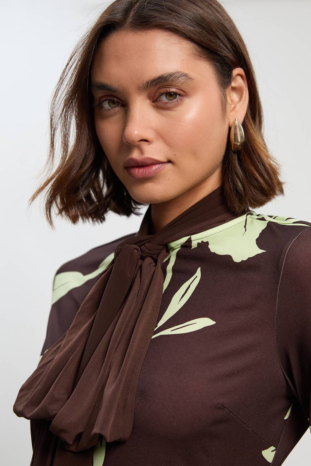 KarenMillen Robe Longue Petite à Imprimé Floral avec Détail Nœud et Manches Longues en Crêpe Froncé