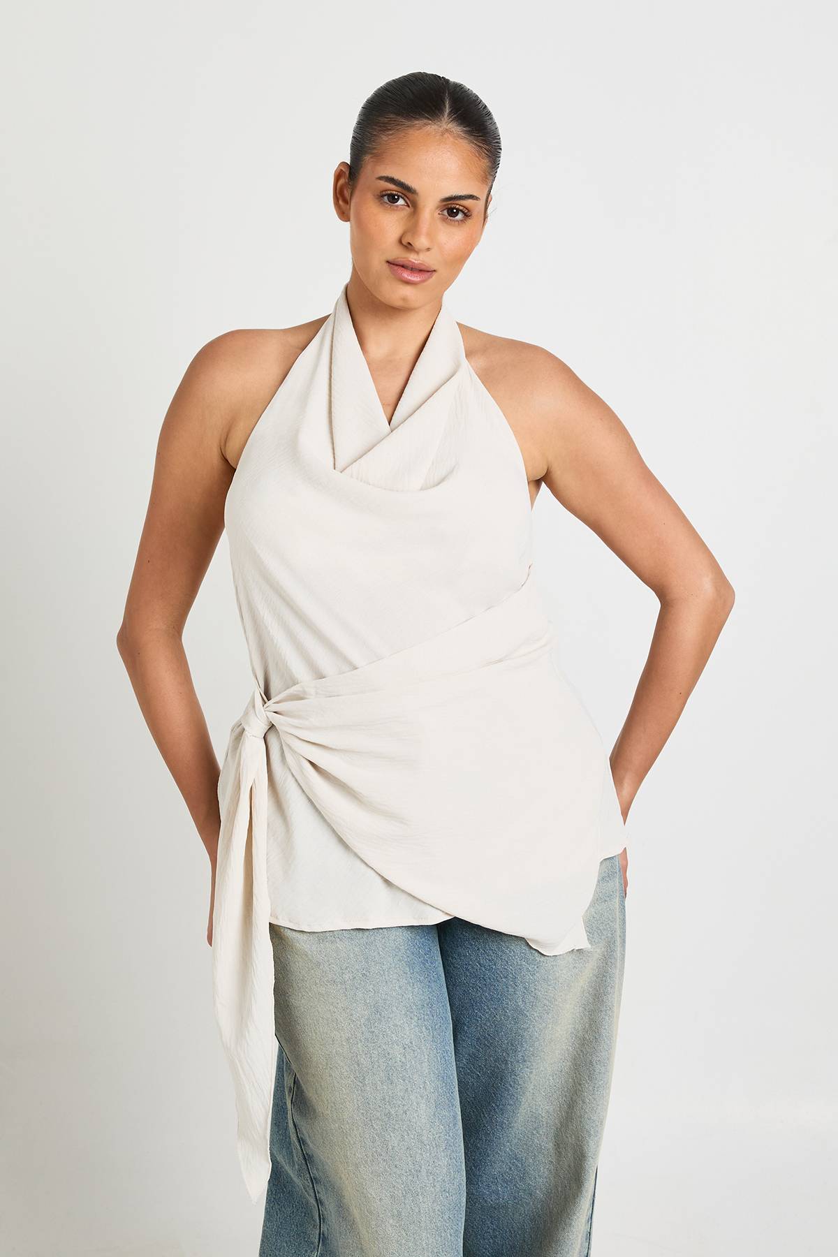 boohoo Haut Grande Taille Col Bénitier Avec Liens Latéraux Et Dos Nu