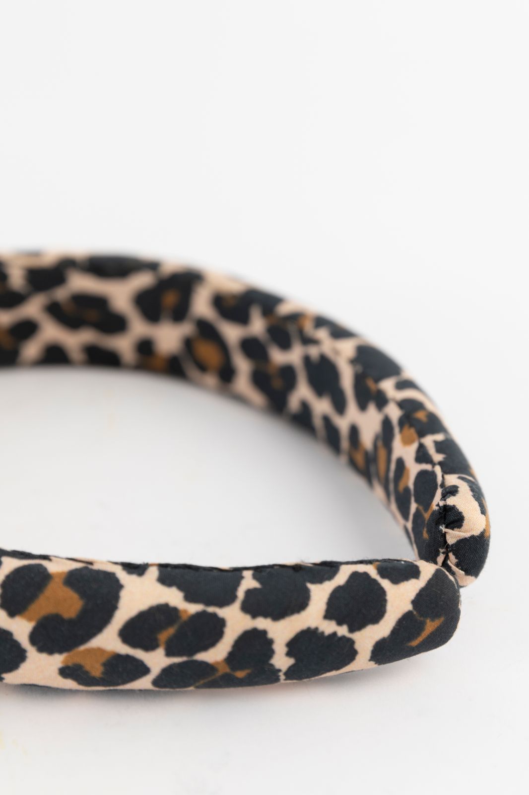 Bruine haarband met leopard print