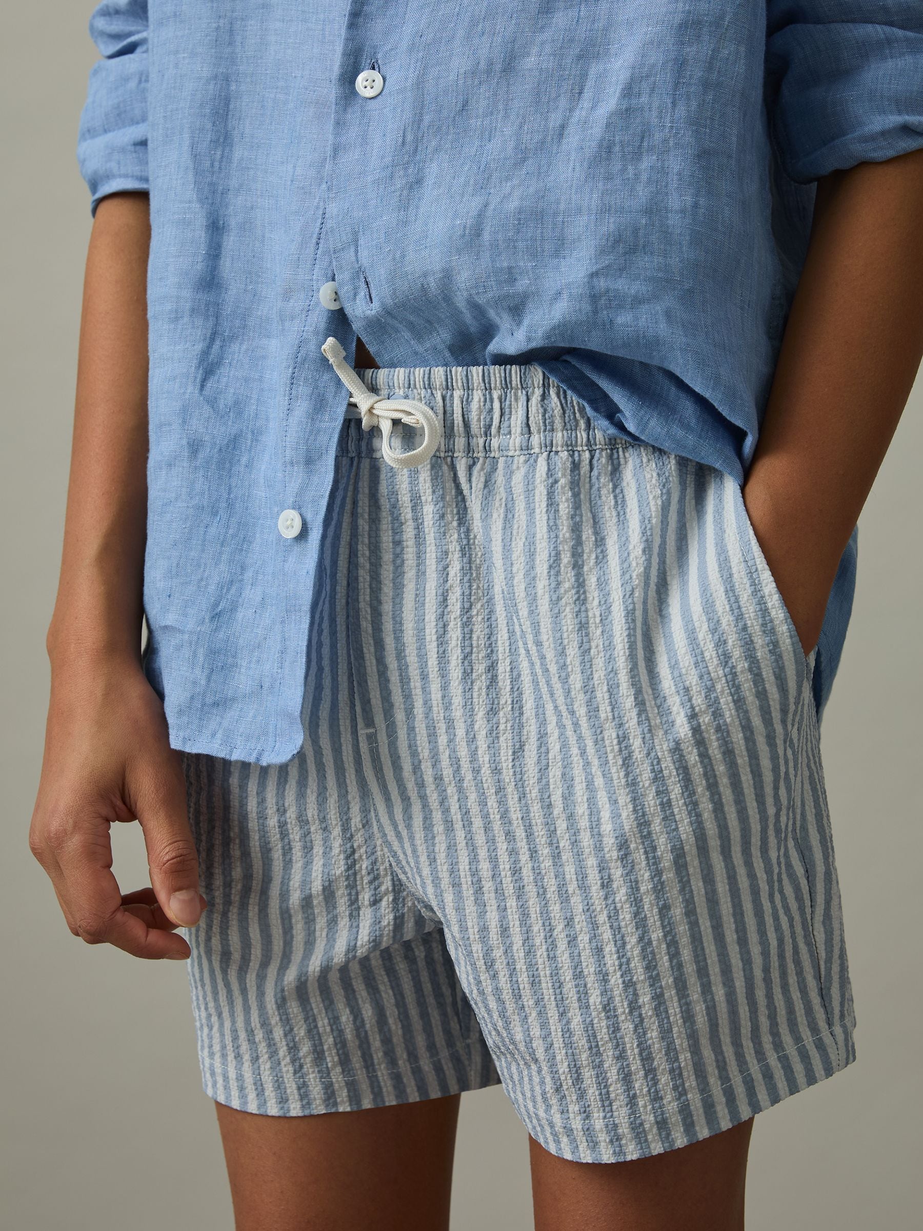 Zacht blauw/wit - Reiss Bay Seersucker zwemshorts met strepen