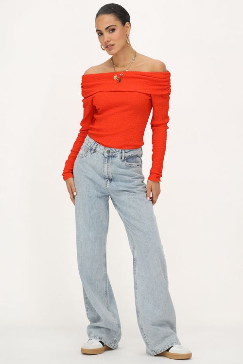 Oranje off-shoulder top met structuur