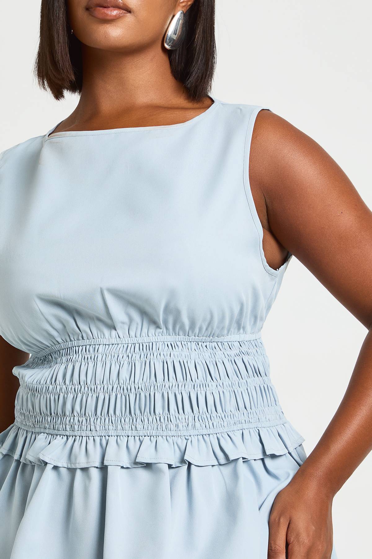 boohoo Robe Courte Grande Taille Sans Manches Avec Taille Froncée