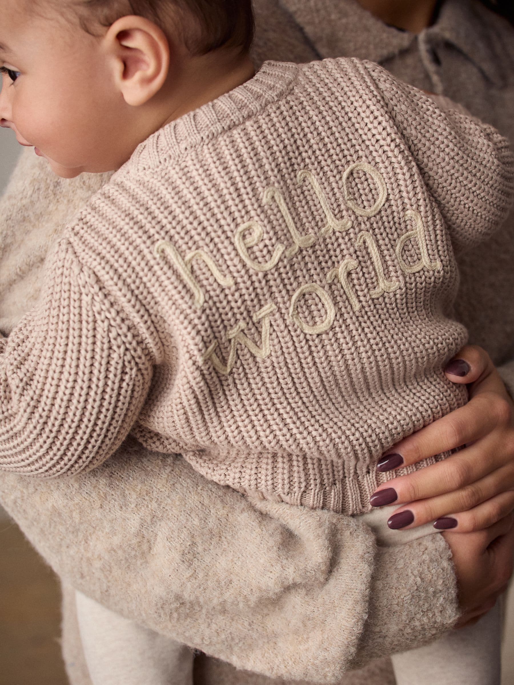 Hello World Naturel - Grofgebreid babyvestje met borduursel