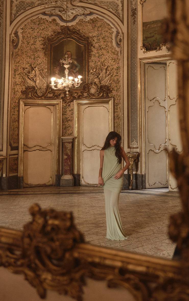 Vert Sauge Robe Longue Moulante Plt Label En Mesh À Col Montant Avec Drapé Asymétrique Et Godets À Queue De Poisson
