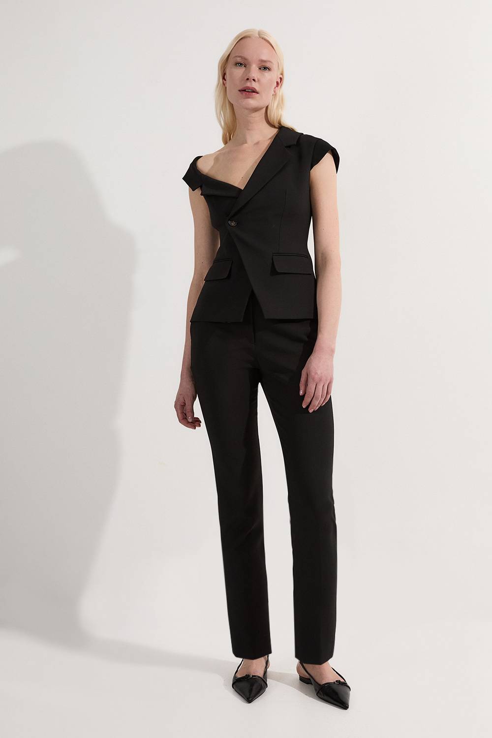 KarenMillen Haut tailleur stretch compact à col asymétrique et ceinture
