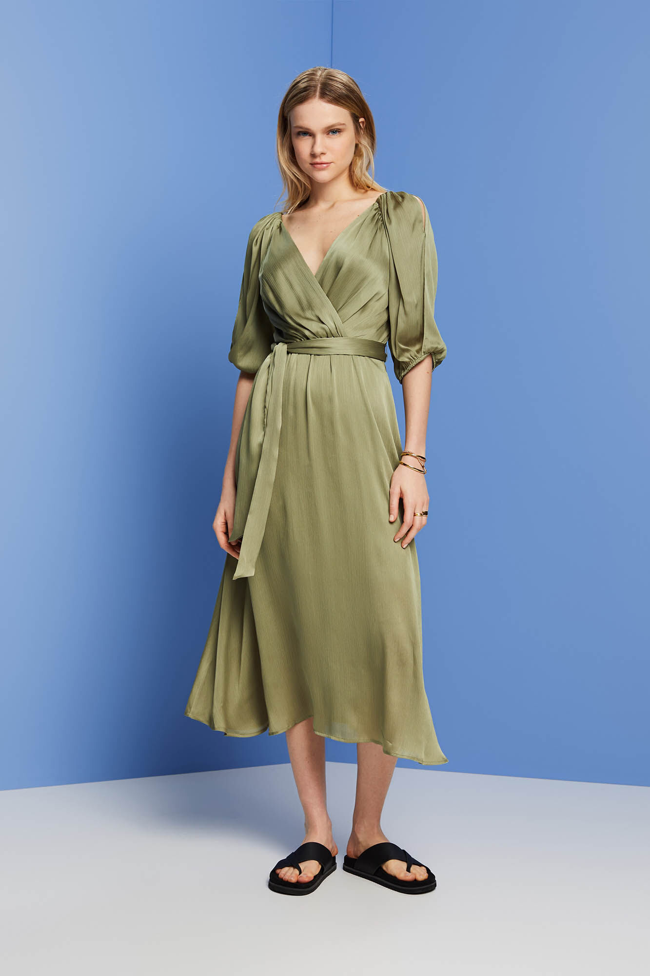 Vestido midi de cetim com mangas 3/4 - Pernas