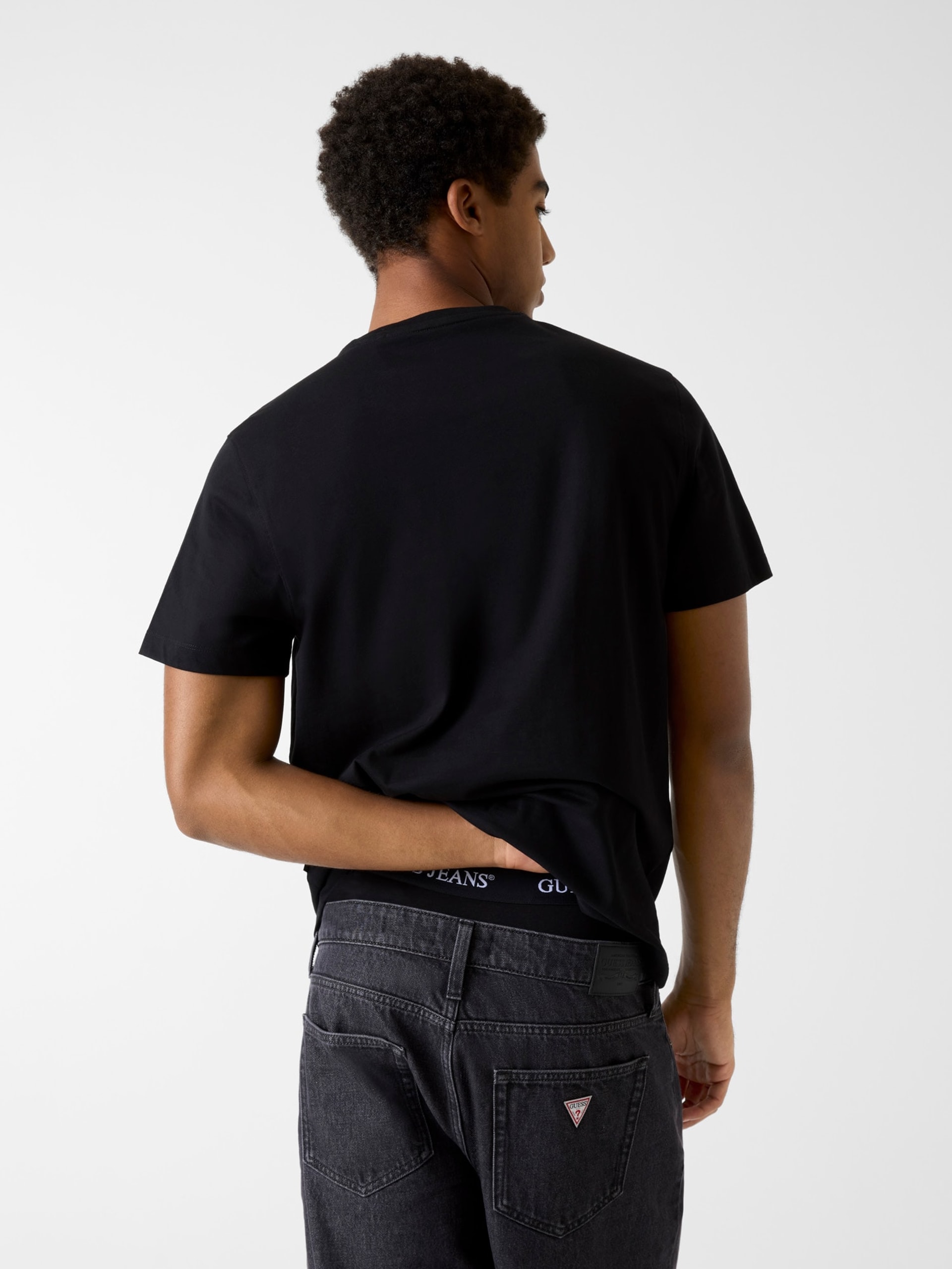Camiseta com logotipo estampado