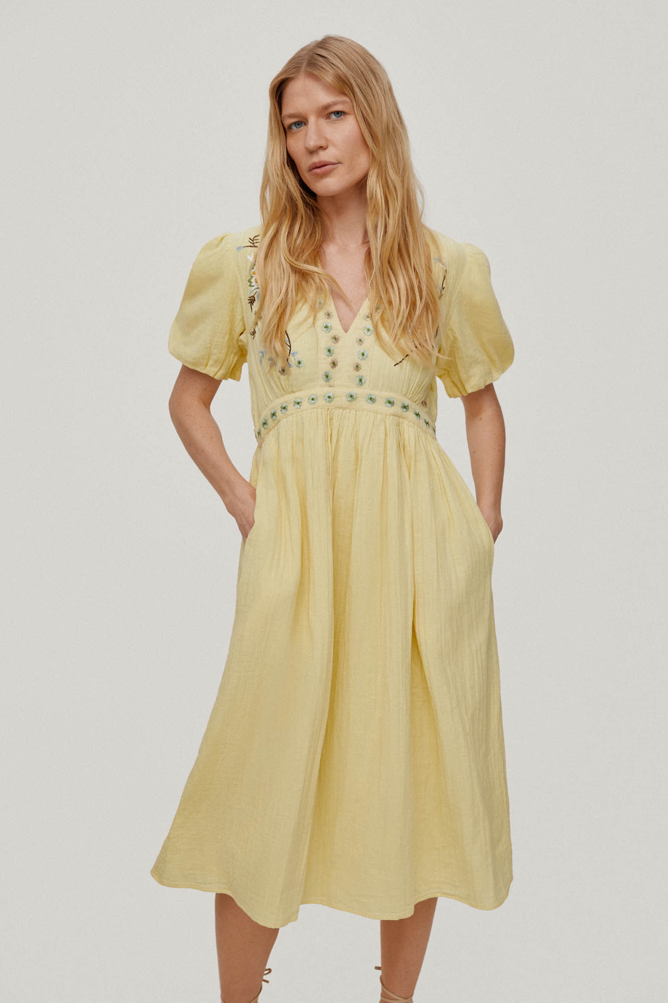 Vestido na altura do joelho com detalhes de bordado floral. - Amarelo