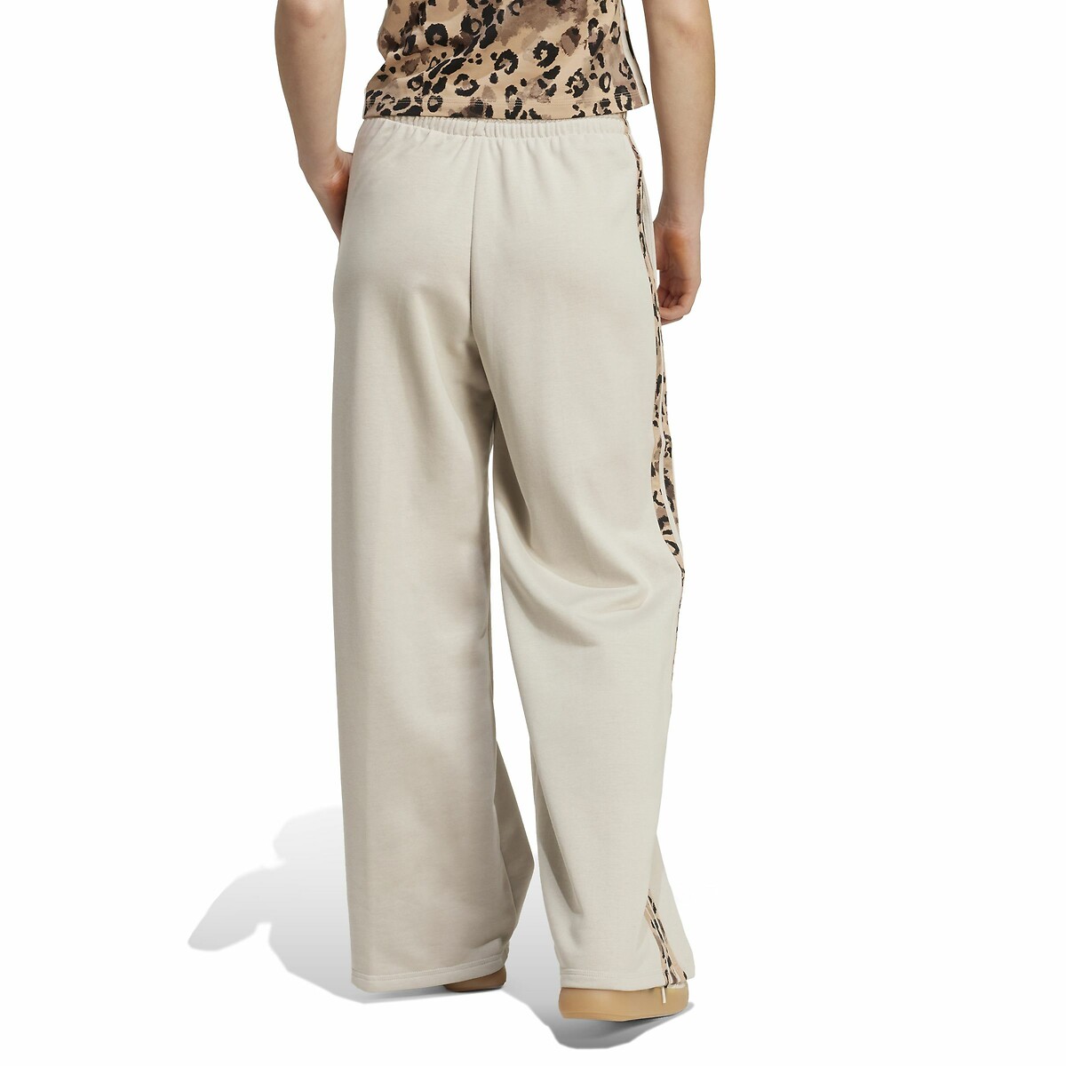 ADIDAS ROUPAS ESPORTIVAS<br>Calças largas com as 3 listras e estampa de leopardo