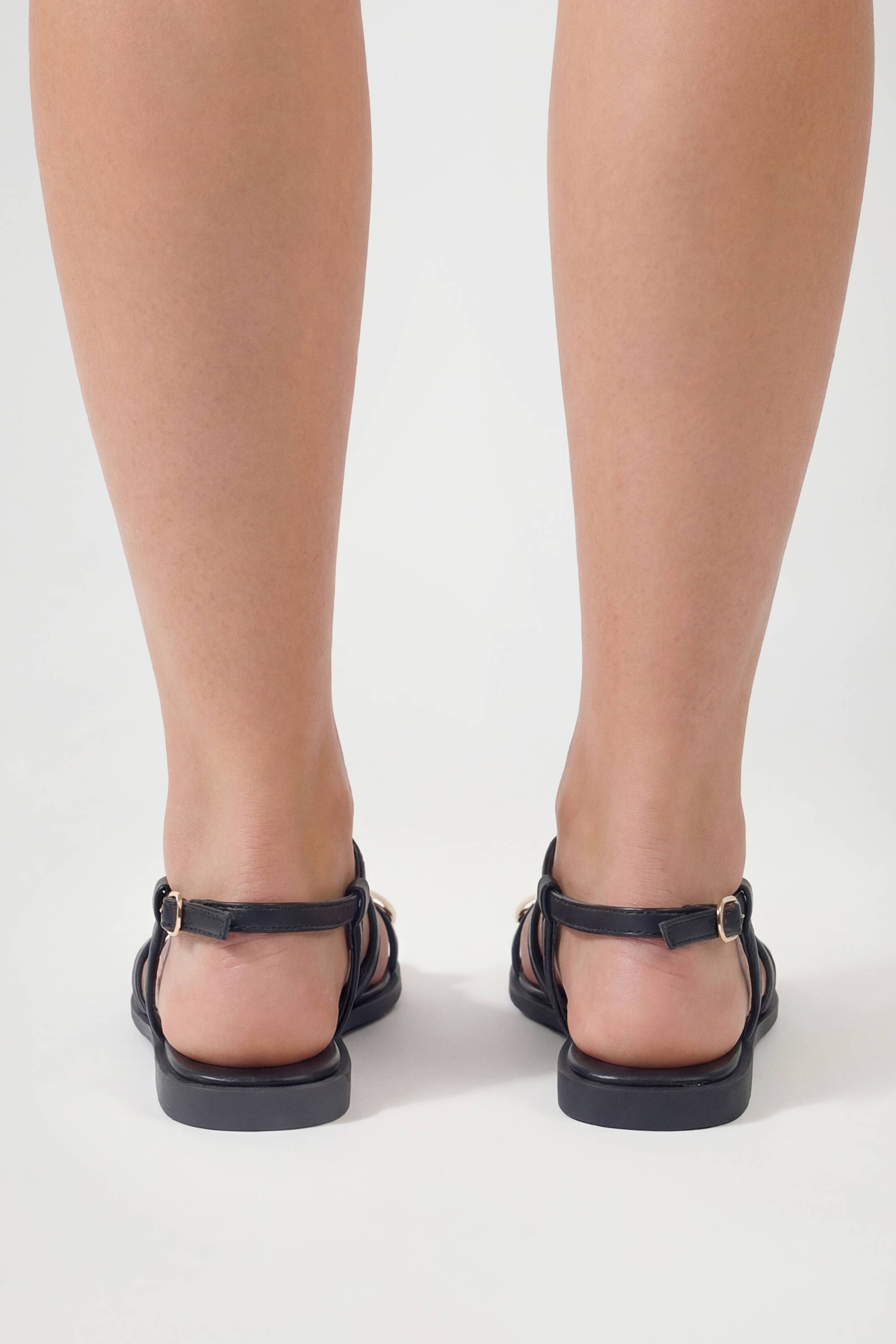 boohoo Sandales À Brides Avec Détail Hardwear Entre-orteils