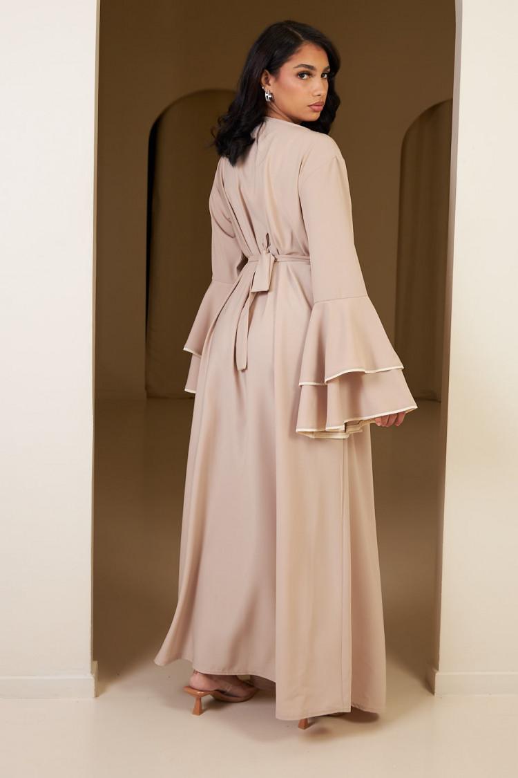 Robe beige ceinturée à manches à volants
