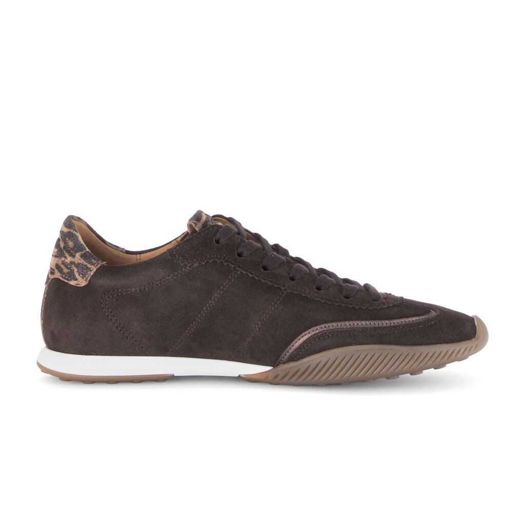 Lage sneaker bruin