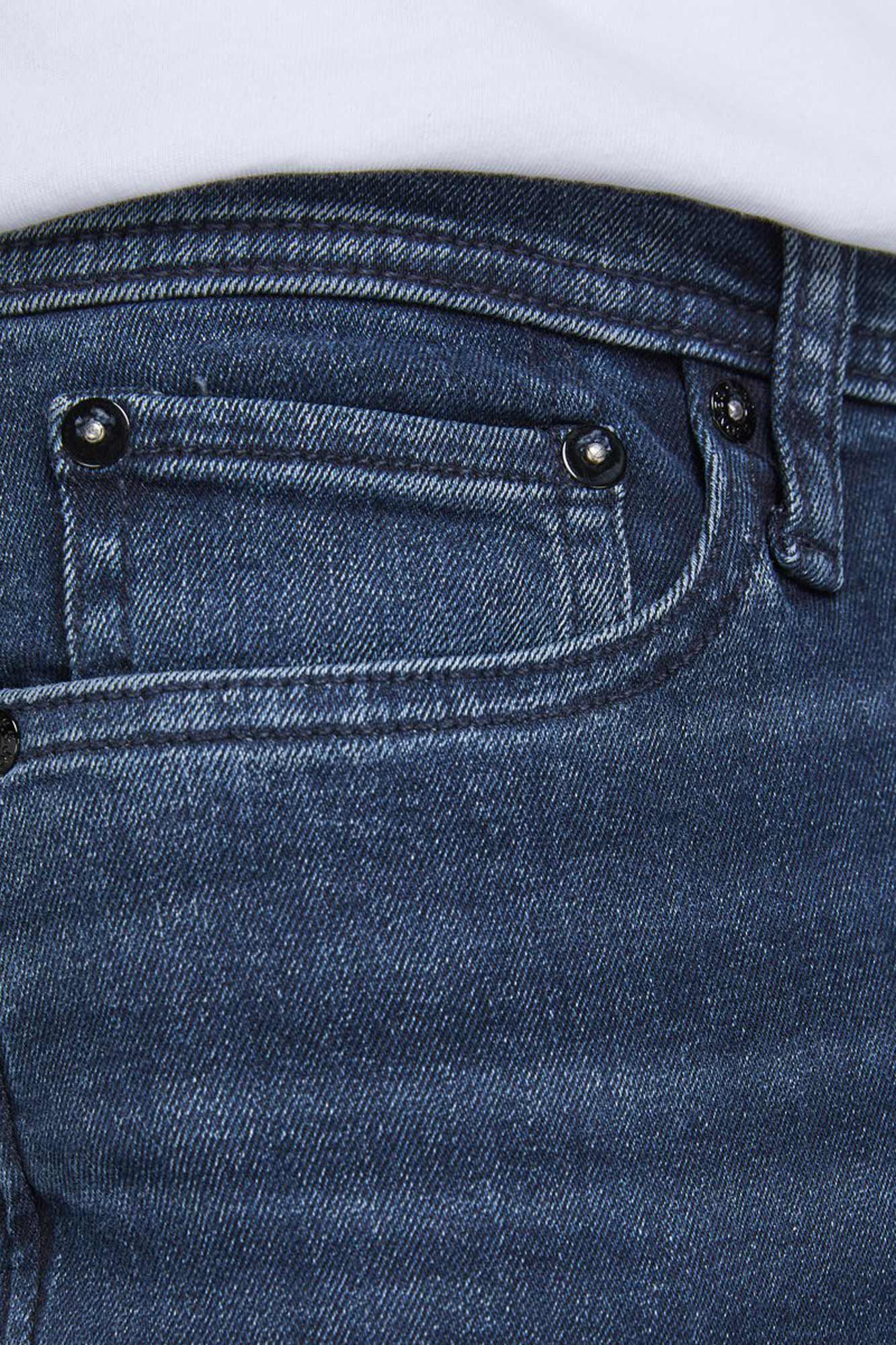 calça jeans slim fit afunilada