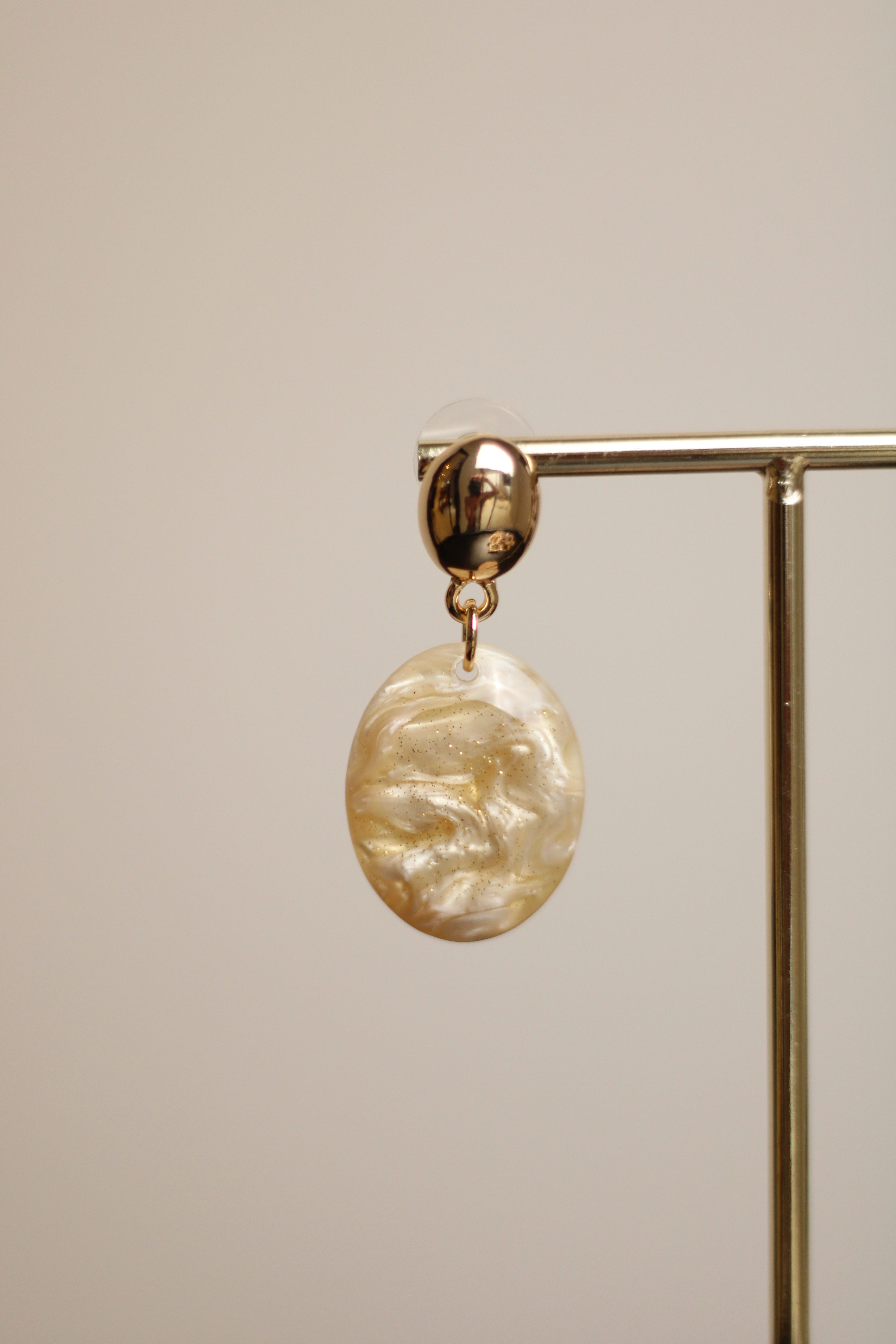 Beige Parelmoer Oorbellen - Goud