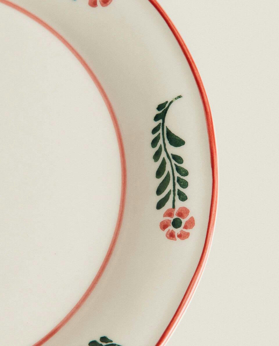 Louça de mesa de barro pintada com motivos florais