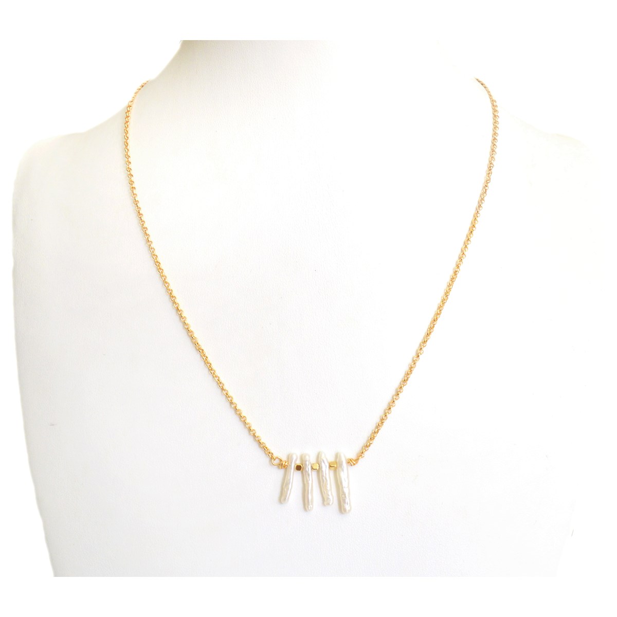 Collier de style minimaliste de perles d'eau douce Keshi. doré à l 'or fin