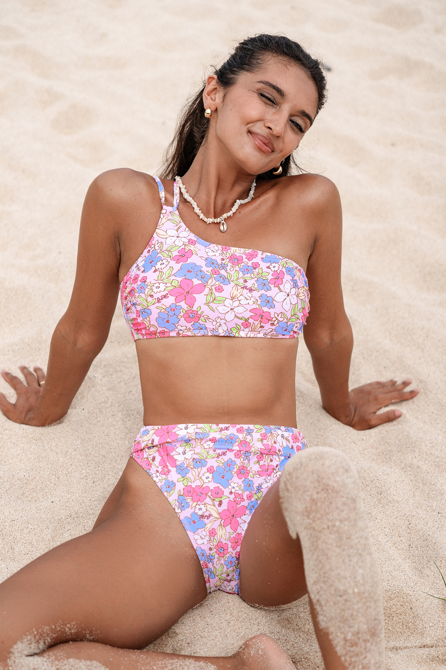 Bikini fleuri à une épaule et bas ruché