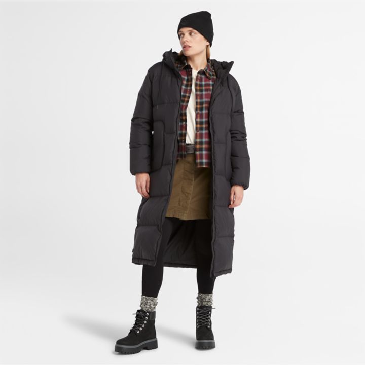Jaqueta puffer feminina de plumas recicladas na cor preta.