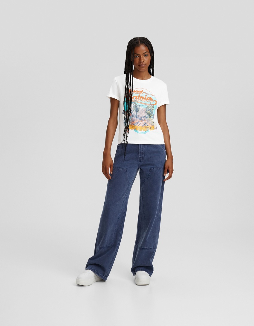 Camiseta de manga curta com estampa e modelagem ajustada