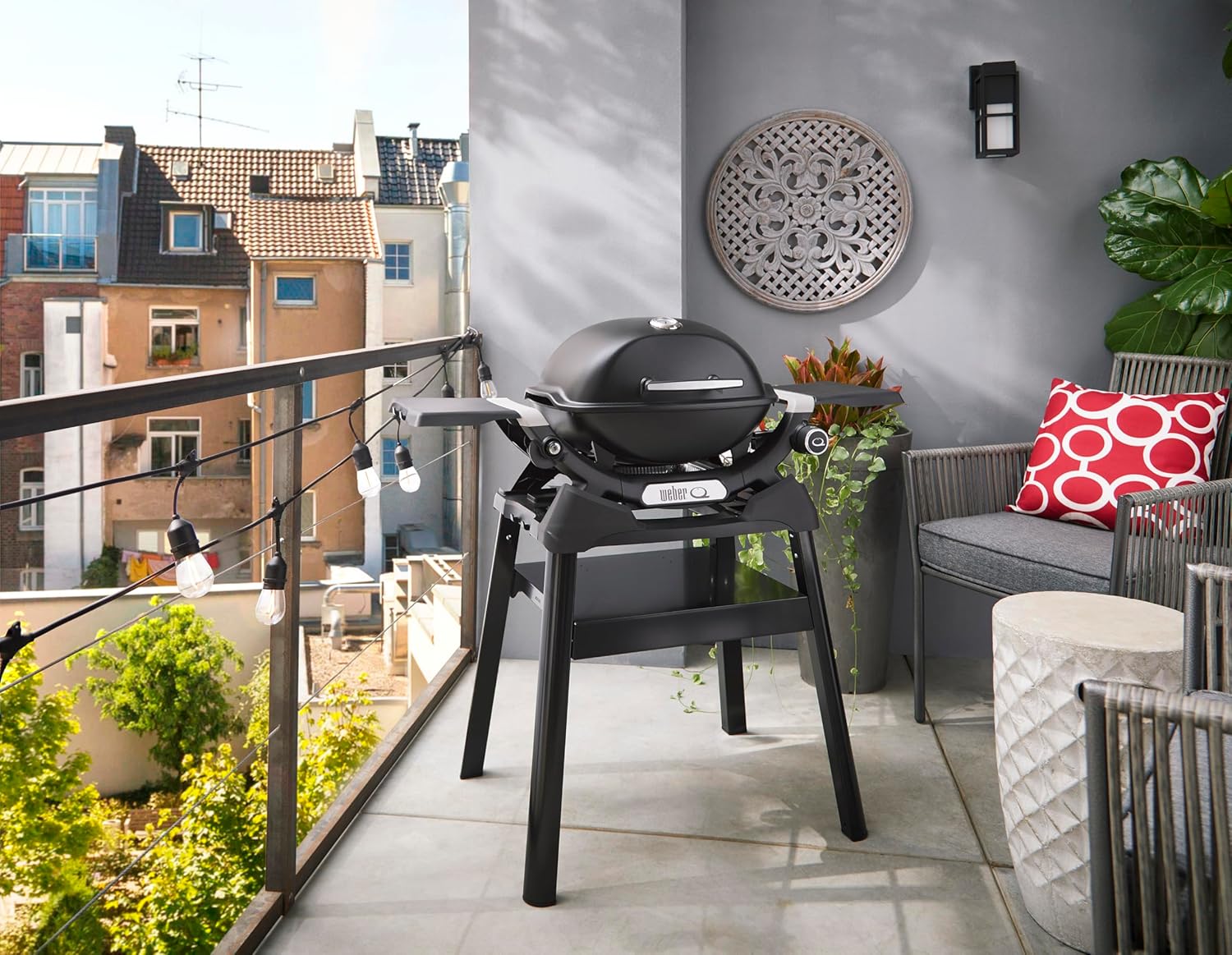 Weber Q 1200N Gasgrill mit Seitentischen & kompakten Stand/Grill für Terrassen und Balkone mit Hochleistungsbrennern, porzellanemaillierten Gussrosten und elektronischer Zündung, Mitternachtsschwarz