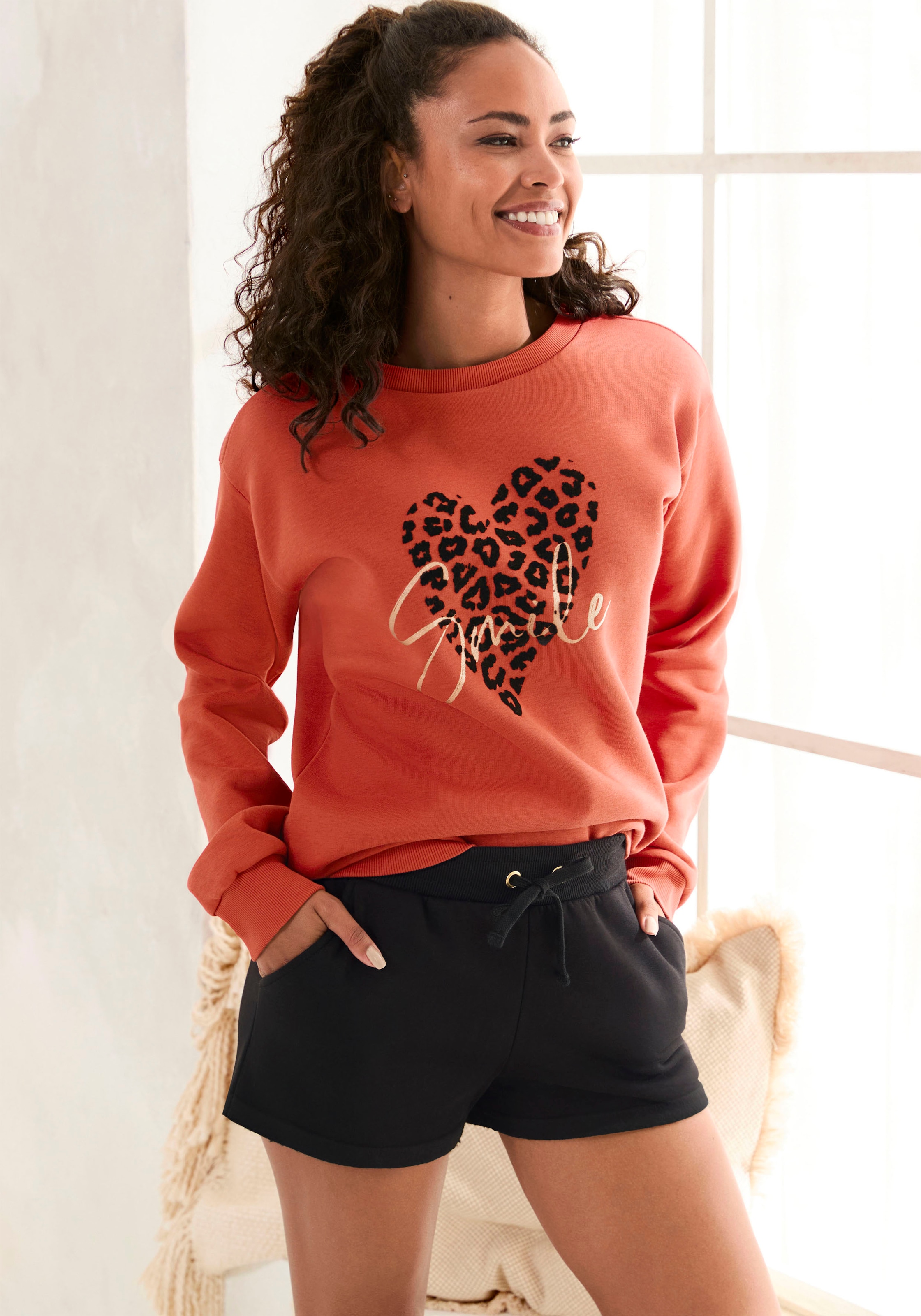 LASCANA Sweatshirt , mit Herz-Leo-Druck, Loungewear
