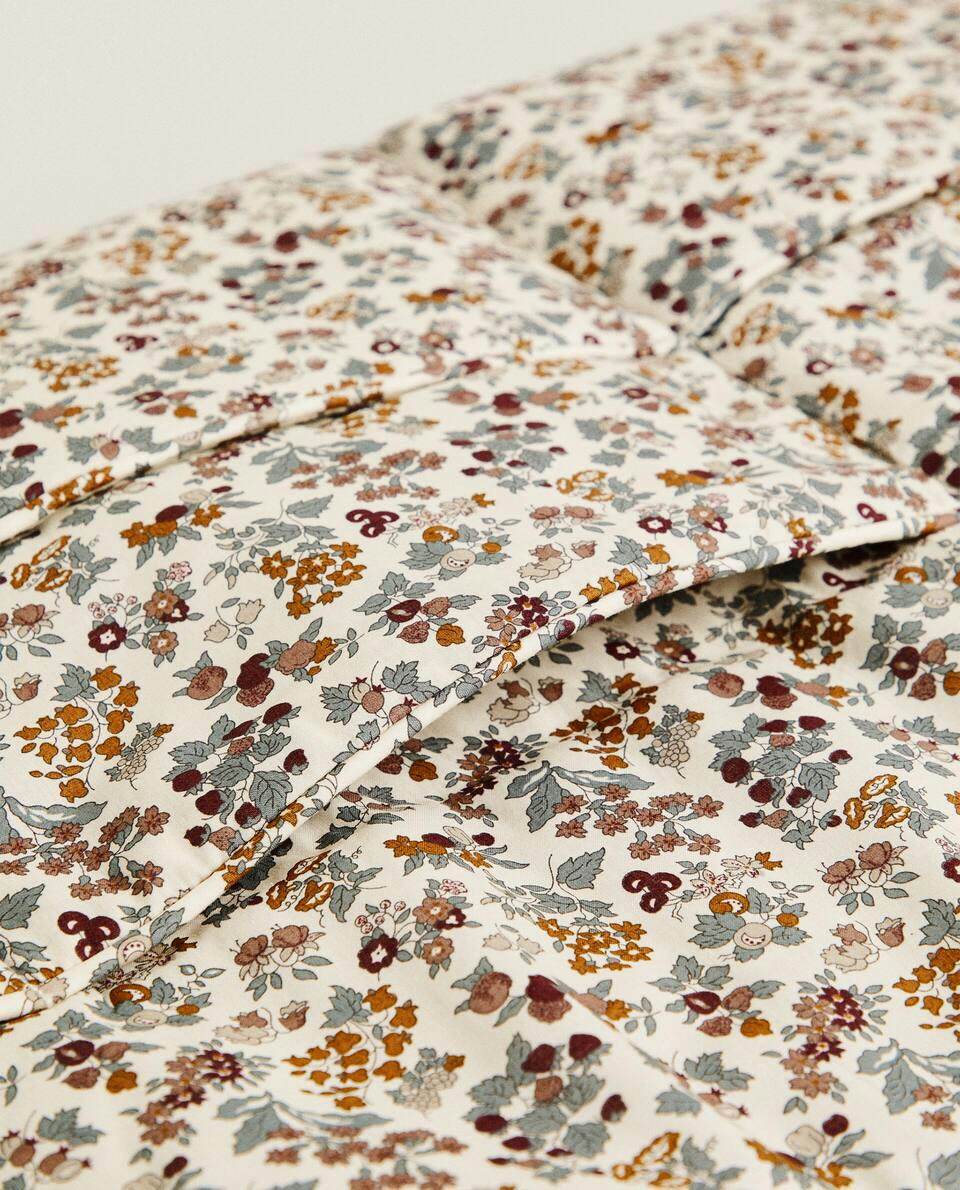 Organizador infantil em tecido com estampa floral