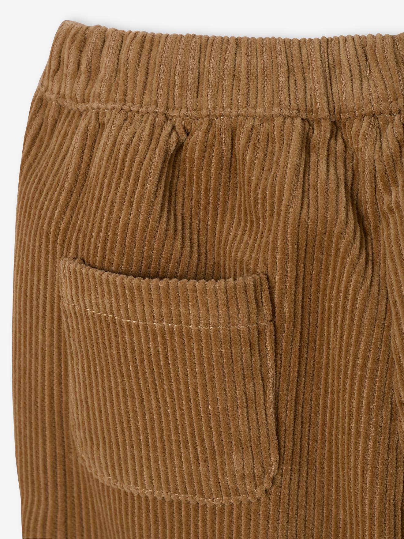O conjunto para bebê inclui um moletom de lã e calças de veludo, em branco claro liso com estampas.