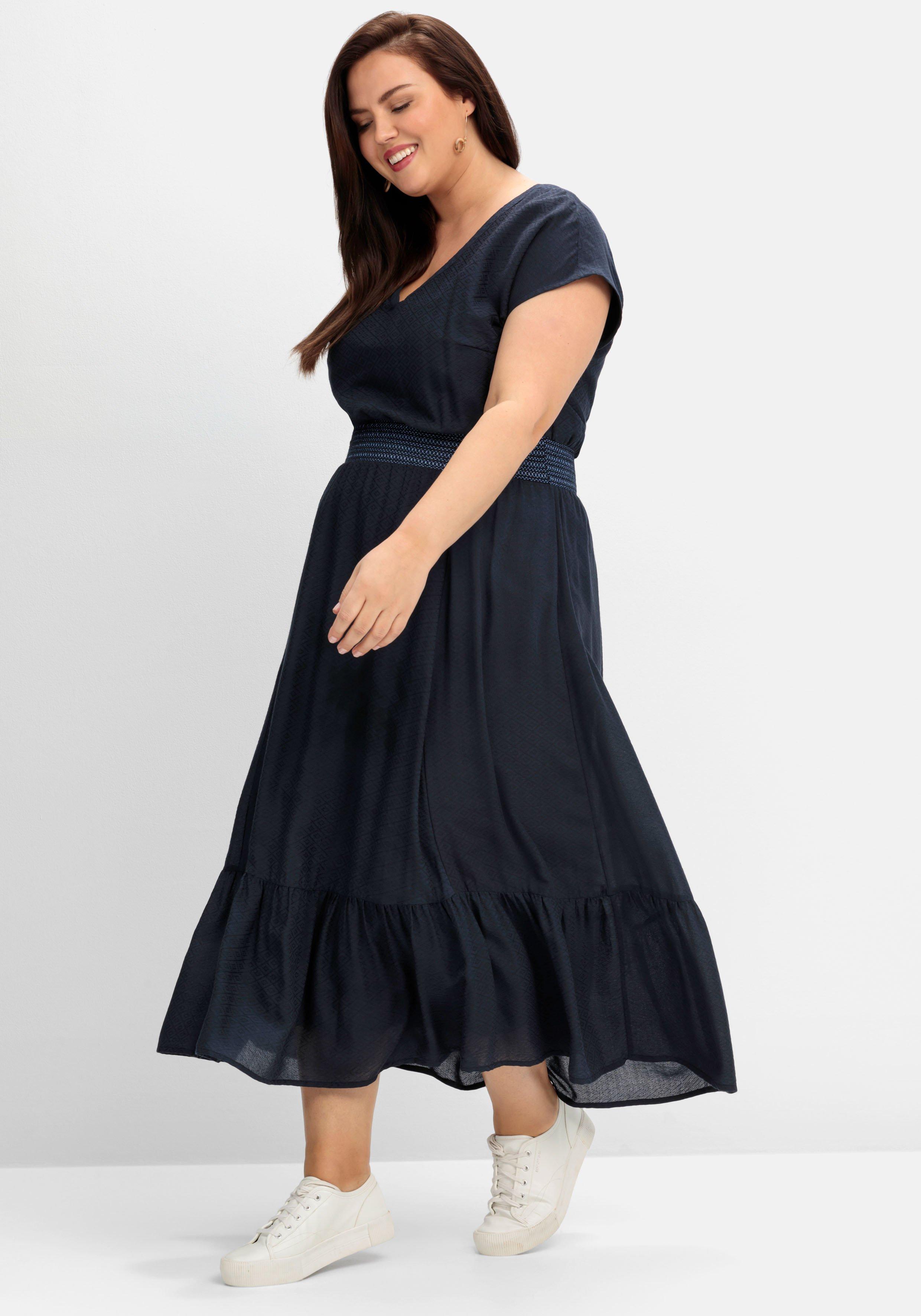 Maxikleid mit Smokbund und Volant am Saum