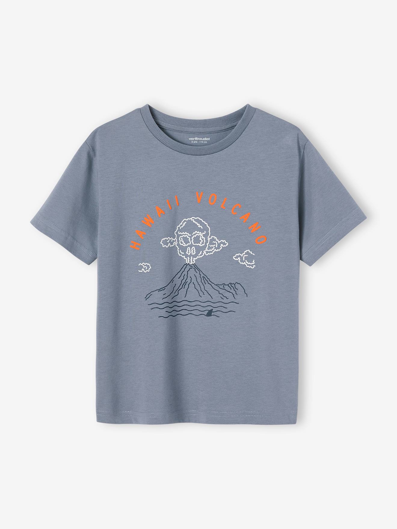 Camiseta infantil masculina com estampa de paisagem e detalhes em relevo, calça jeans azul.