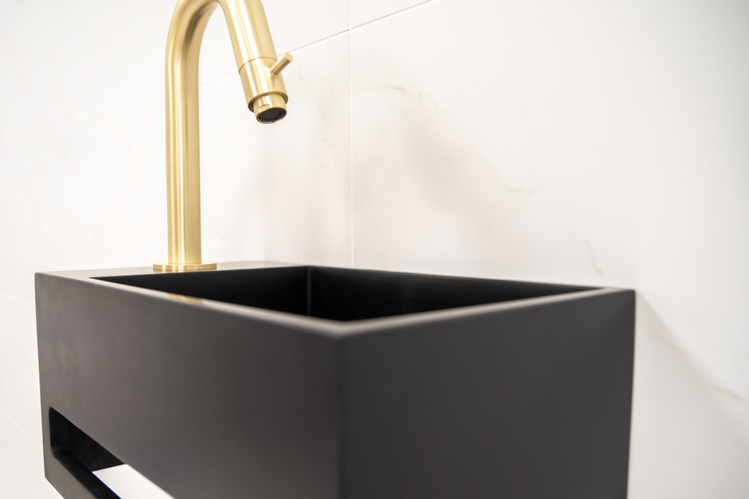 Saniclear Bali fonteinset links met mat zwarte fontein en gebogen gouden kraan