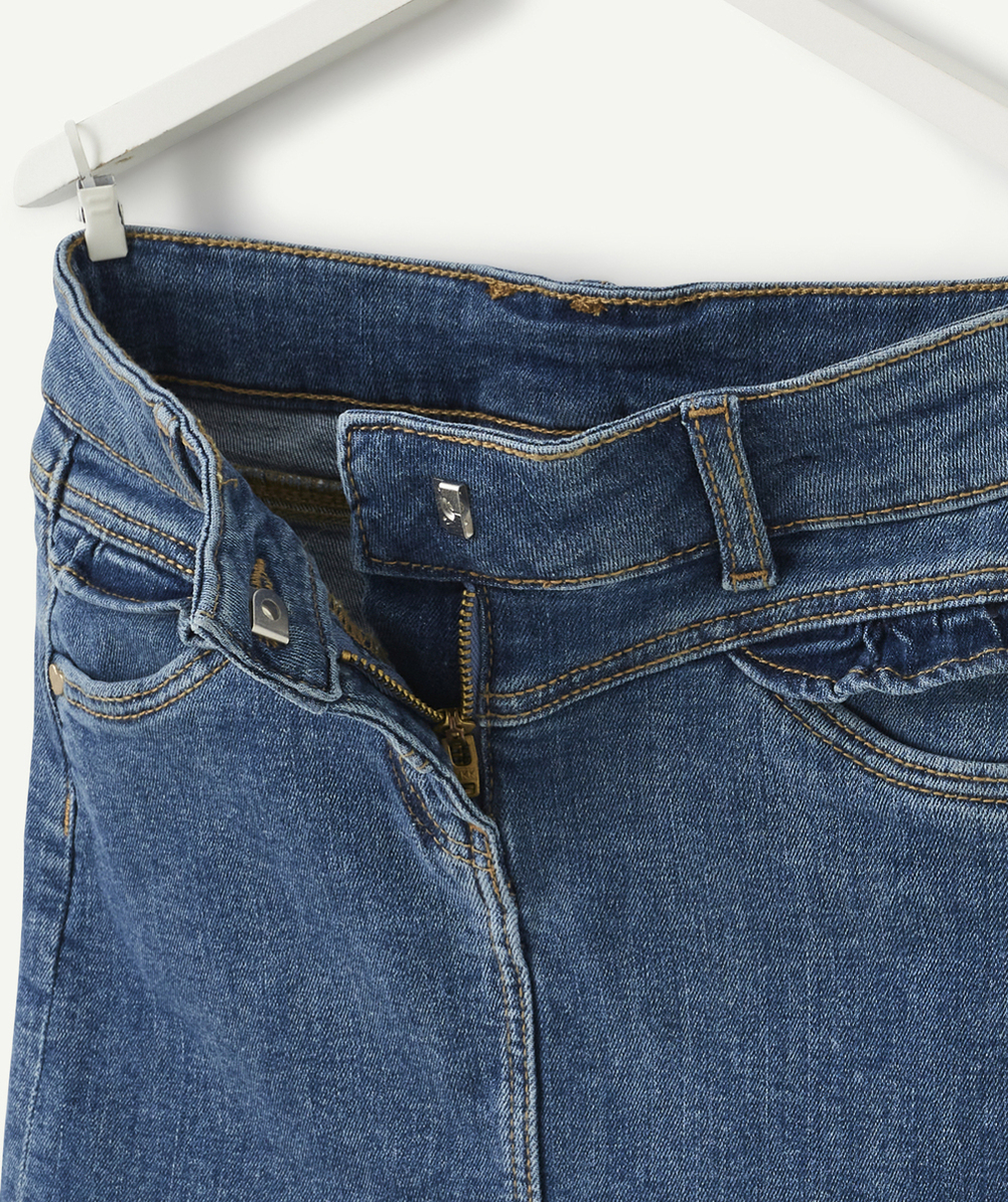 LA JUPE DROITE EN JEAN AVEC VOLANTS SUR LES POCHES